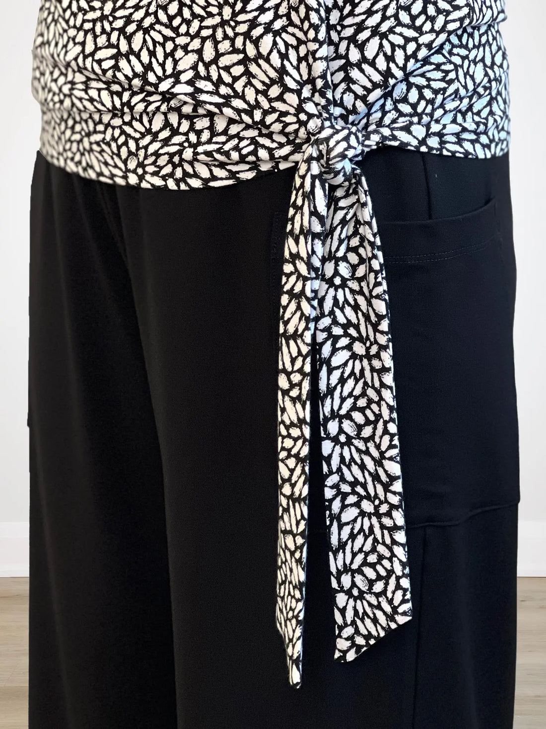 A closeup shot image of the side knot of Miik&