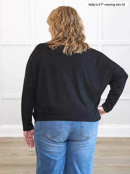 Miik model plus size Kelly (5’7”, 2x) standing with her back towards the camera showing the back of Miik&