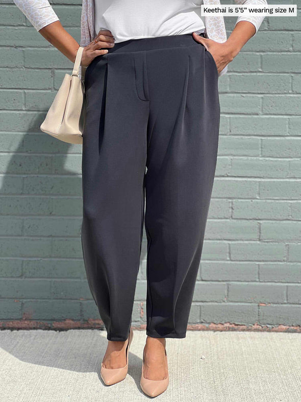 A close up image of Miik's Nida pleat front tapered pant in graphite 