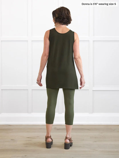 Miik founder Donna (5’6”, small) standing with her back towards the camera showing the back of Miik&