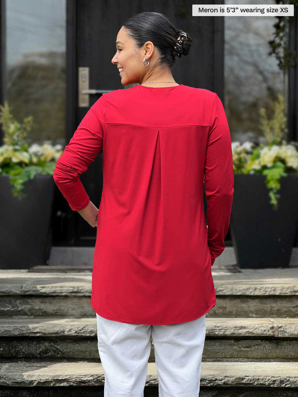 Miik model Meron (5’3”, xsmall) standing with her back towards the camera showing the back of Miik's Sade open-front pocket cardigan