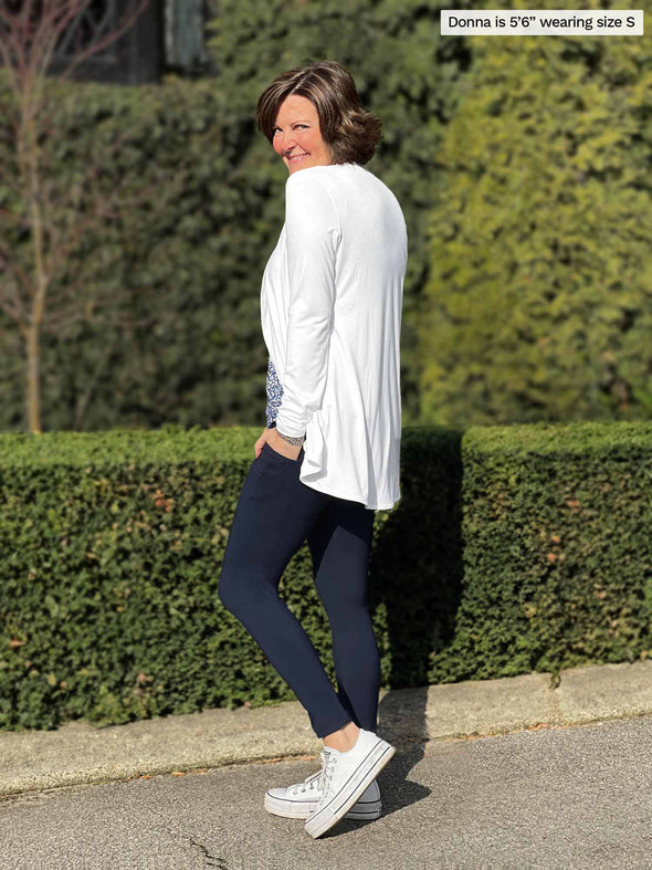 Miik founder Donna (5'6", small) standing sideway showing the pockets on the Miik's Seana high waisted pocket legging