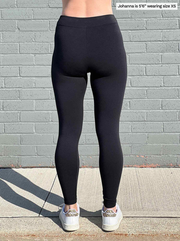 A back close-up image of Miik's Tyson fleece legging in black