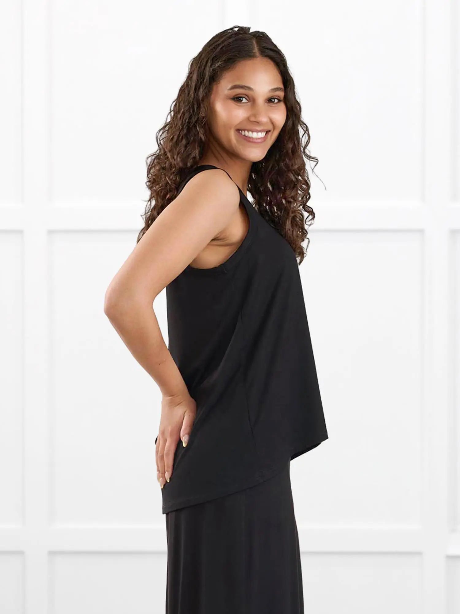 Anjuli flowy scoop neck tank for women in Black on model Meron, size XS @Meron-XS 