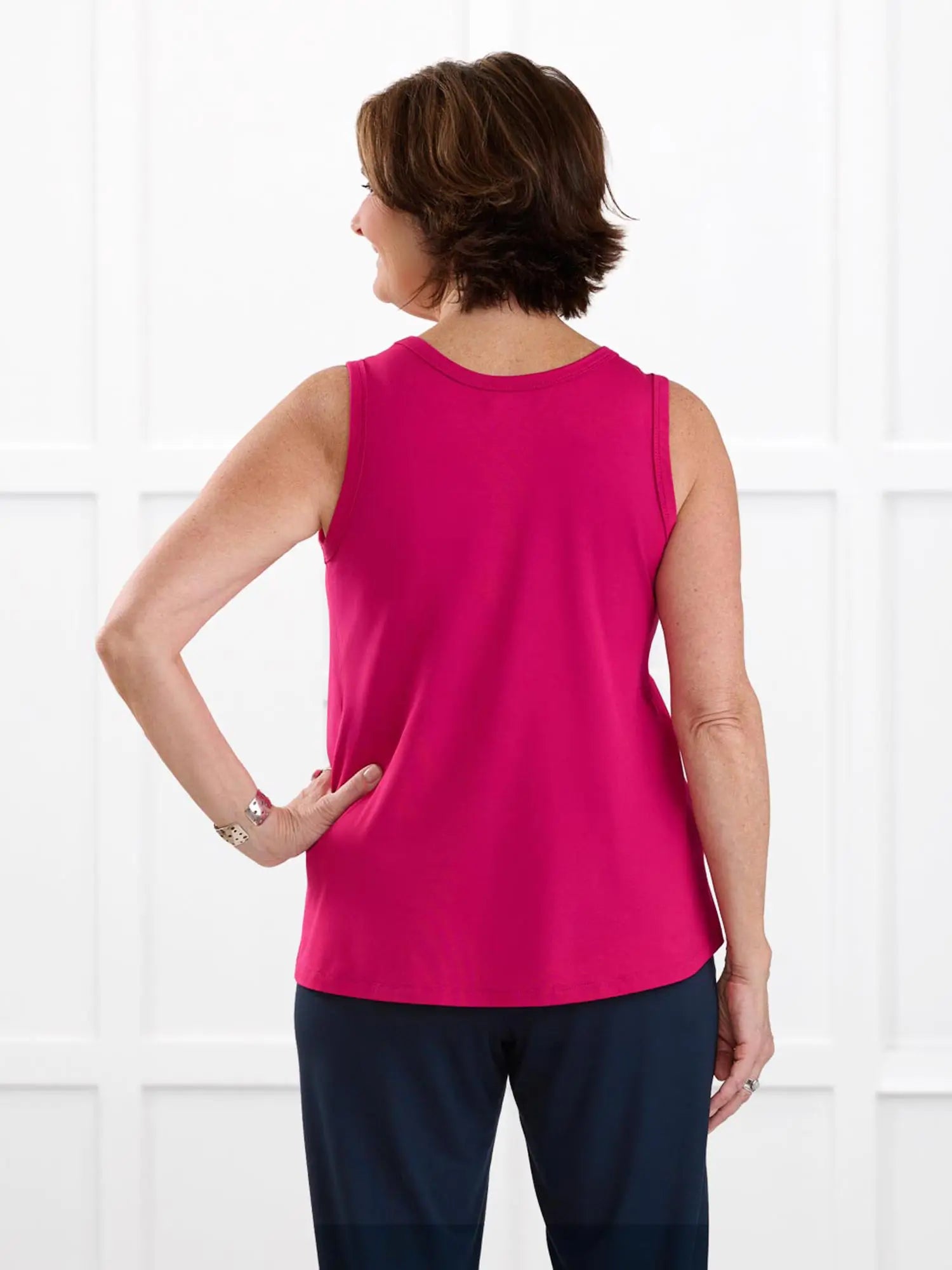 Anjuli flowy scoop neck tank for women in Dragon fruit on model Donna, size S @Donna-S 
