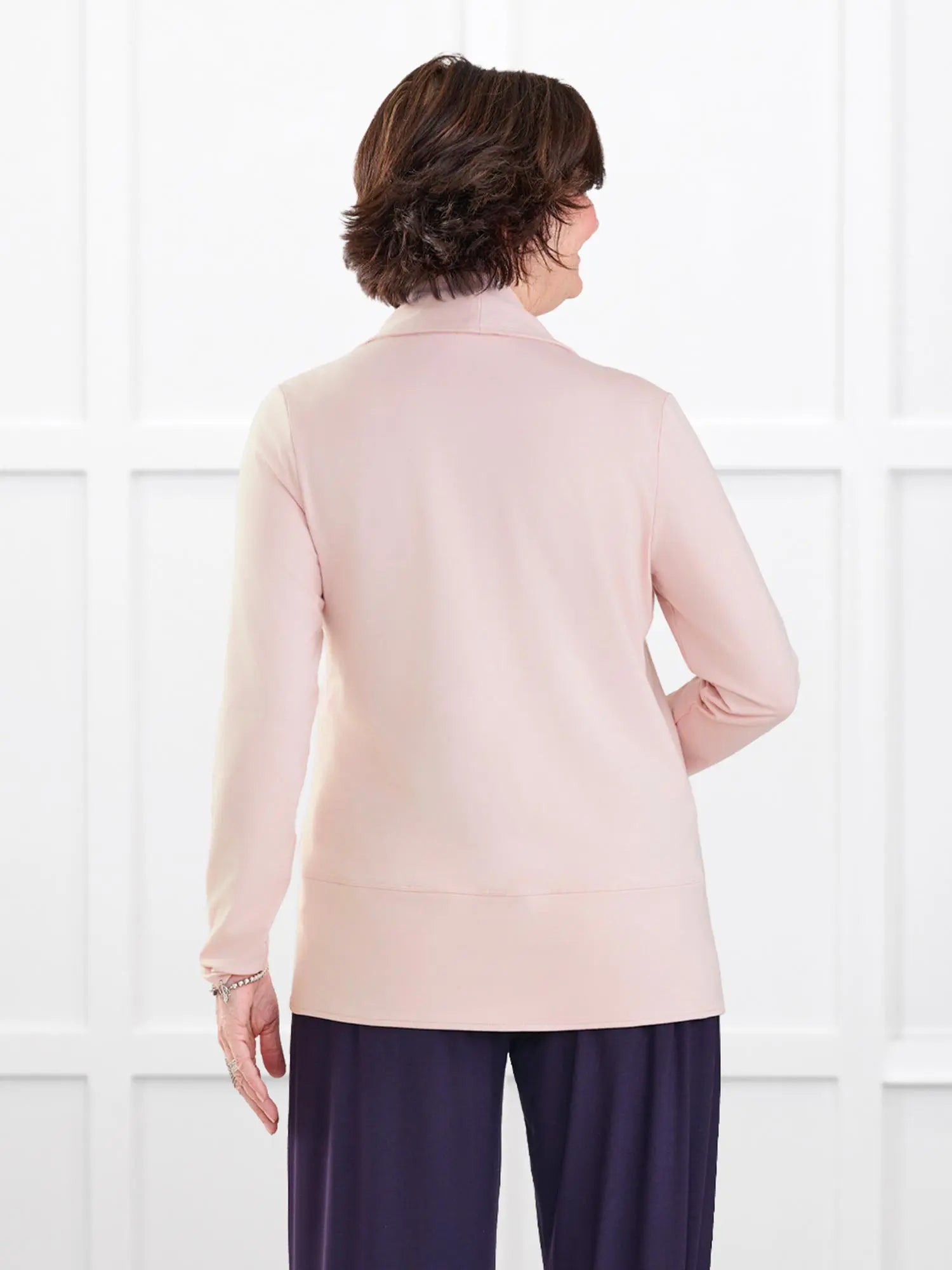Anne soft stretchy blazer for women in Ballet pink on model Donna, size S @Donna-S 