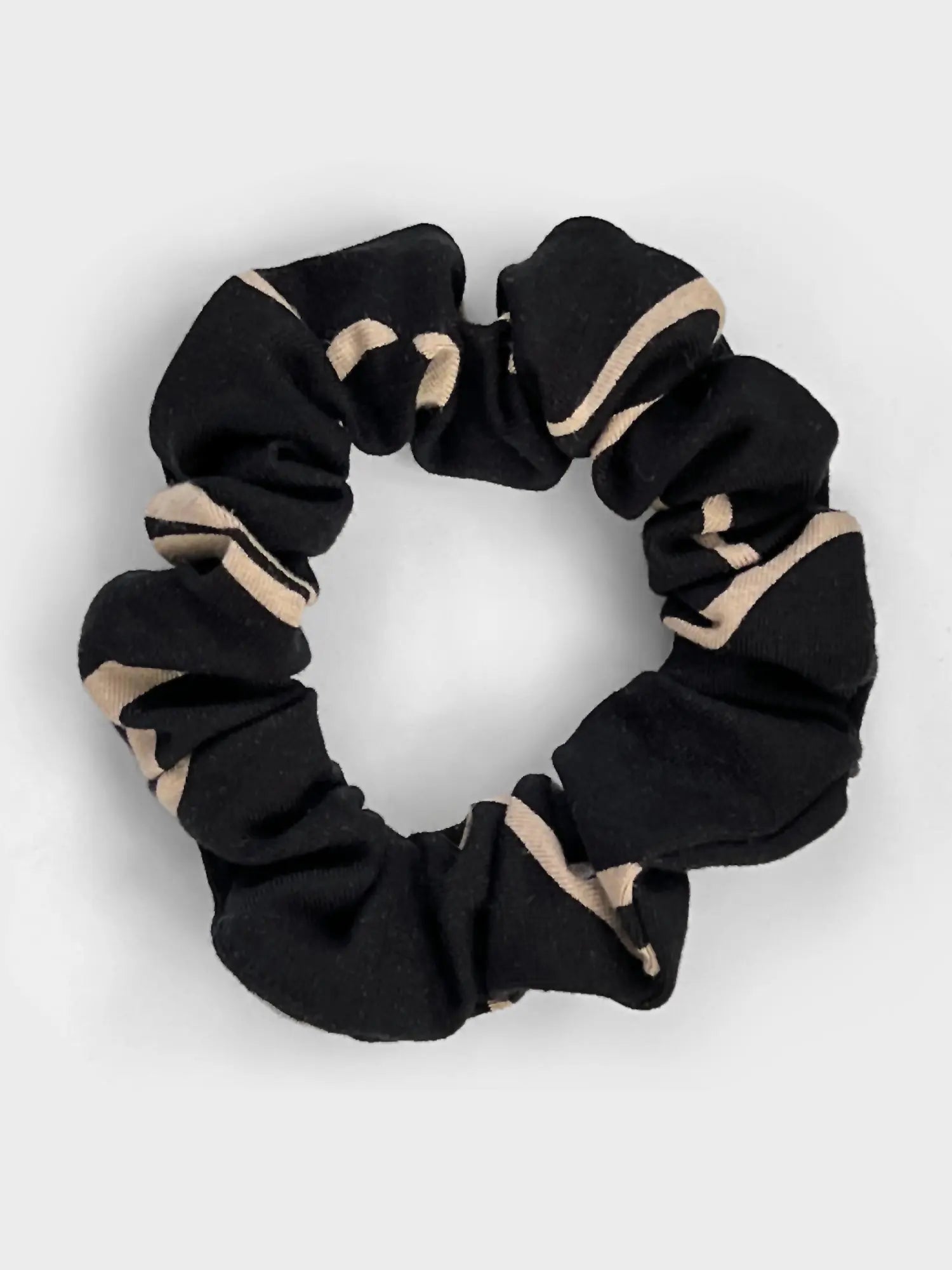 Anvi hair scrunchie for women in Contour floral 