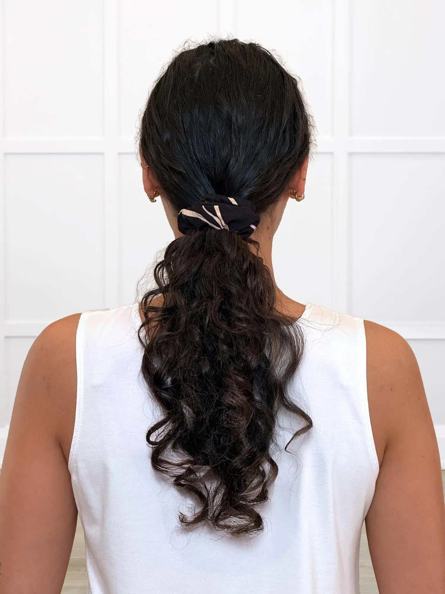 Anvi hair scrunchie for women in Contour floral 