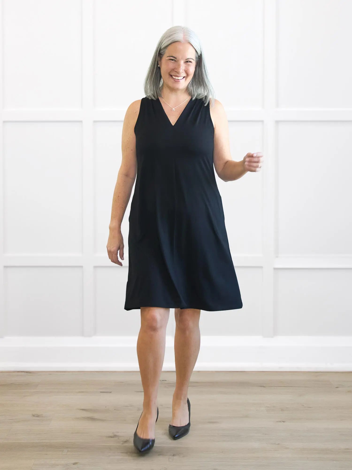 Bevlyn sleeveless v neck pocket dress 00 in Black on model Kerri, size S @Kerri-S 