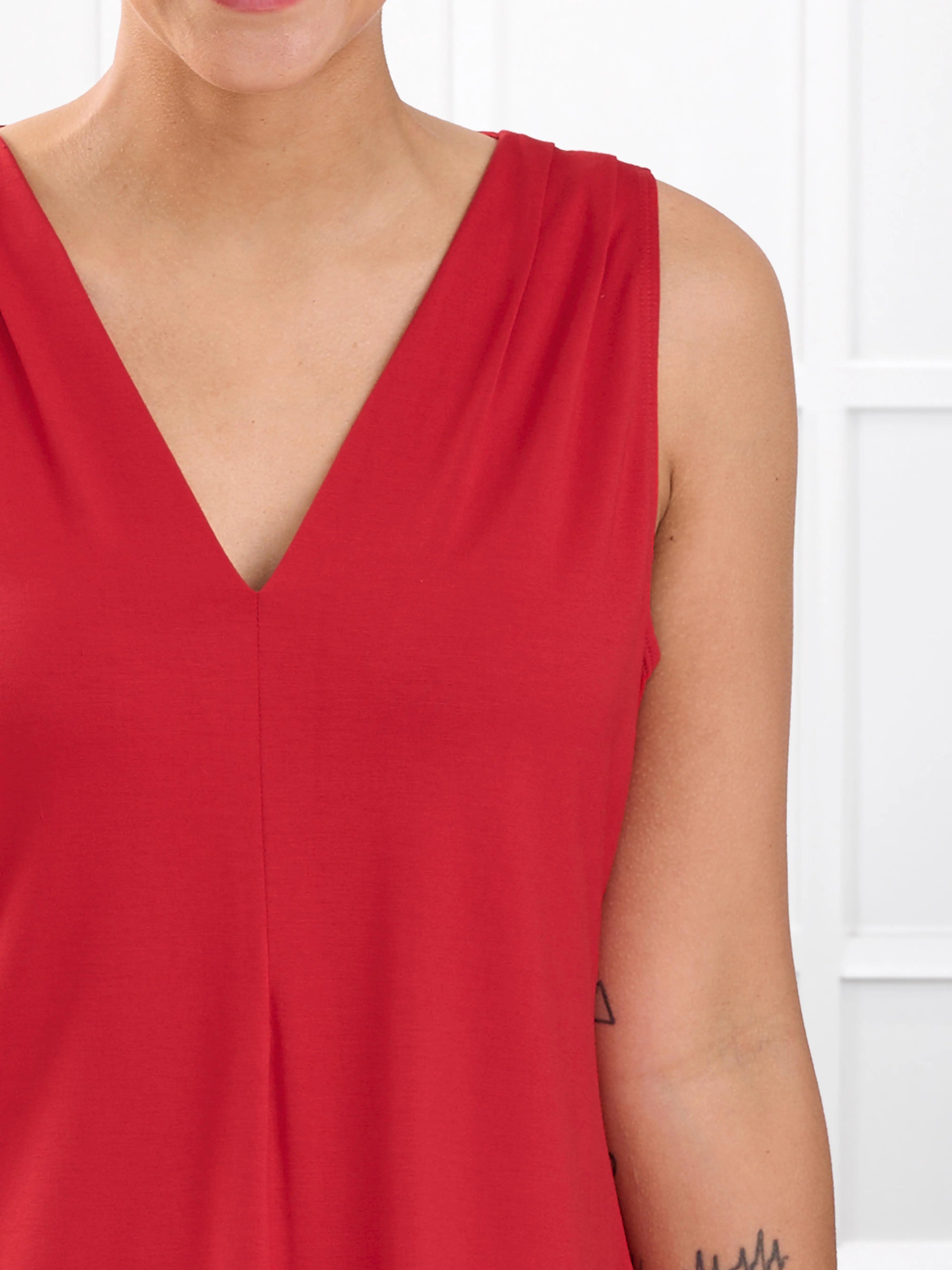 Bevlyn sleeveless v neck pocket dress in Chili 