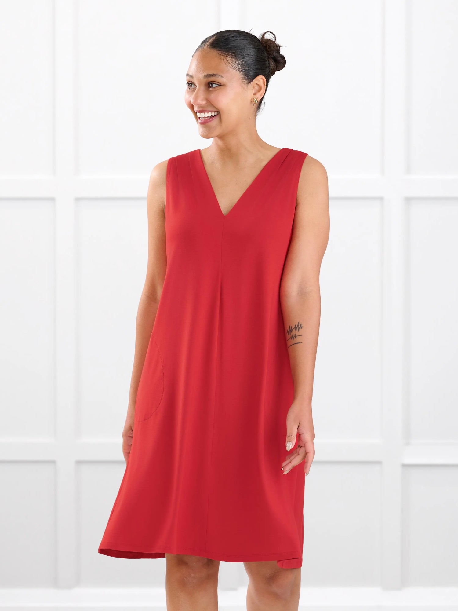 Bevlyn sleeveless v neck pocket dress in Chili on model Meron, size XS @Meron-XS 