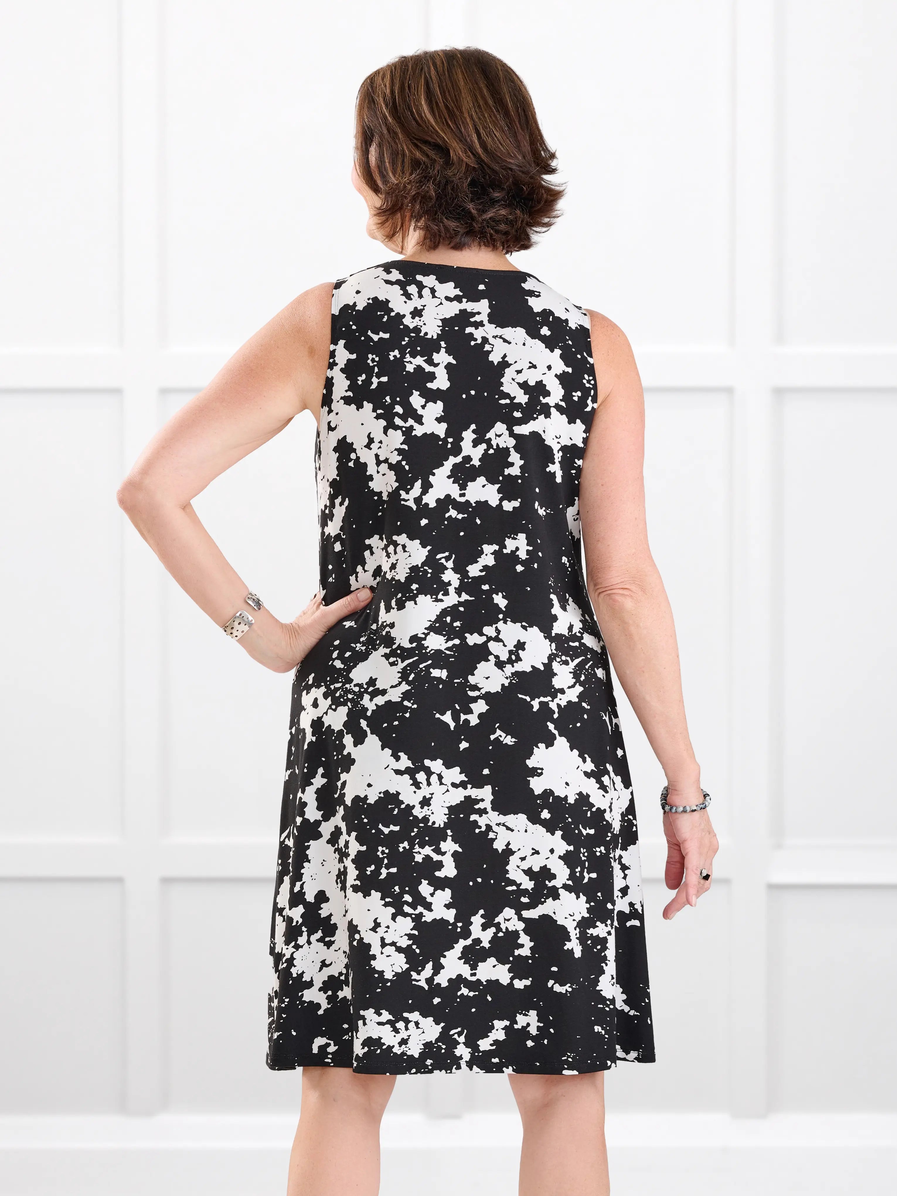 Bevlyn sleeveless v neck pocket dress in Moo’d bloom on model Donna, size S @Donna-S 