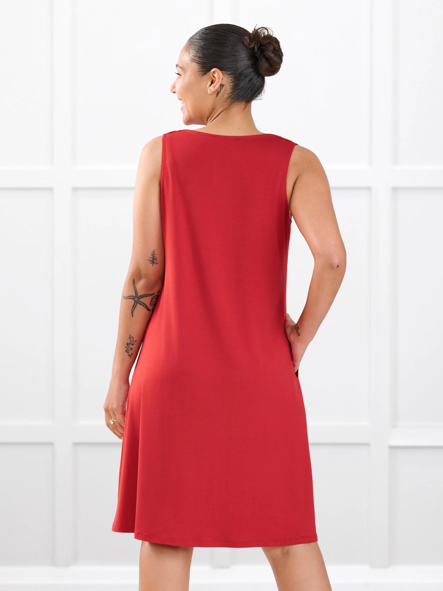 Bevlyn sleeveless v neck pocket dress in Chili on model Meron, size XS @Meron-XS 