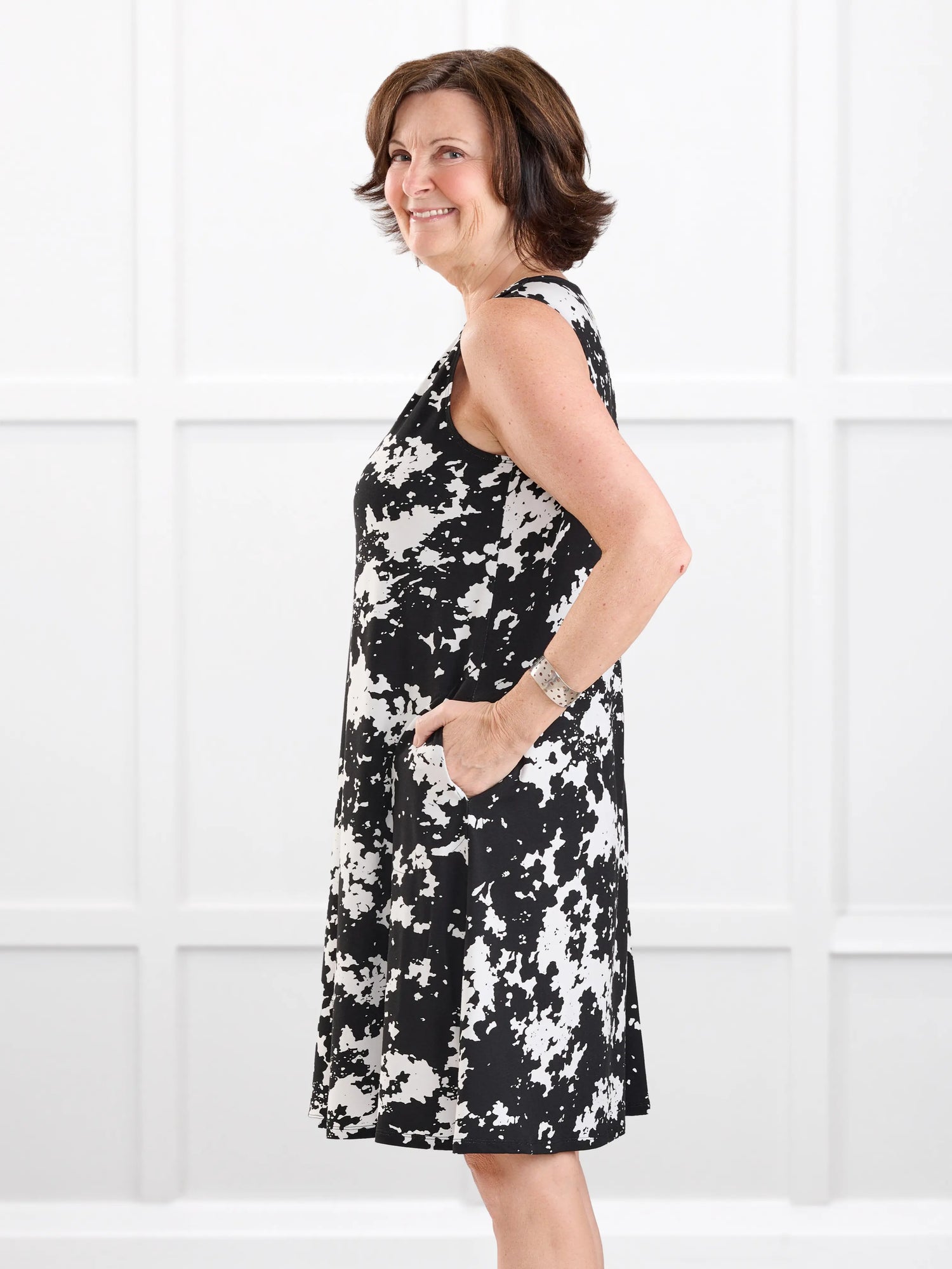 Bevlyn sleeveless v neck pocket dress in Moo’d bloom on model Donna, size S @Donna-S 