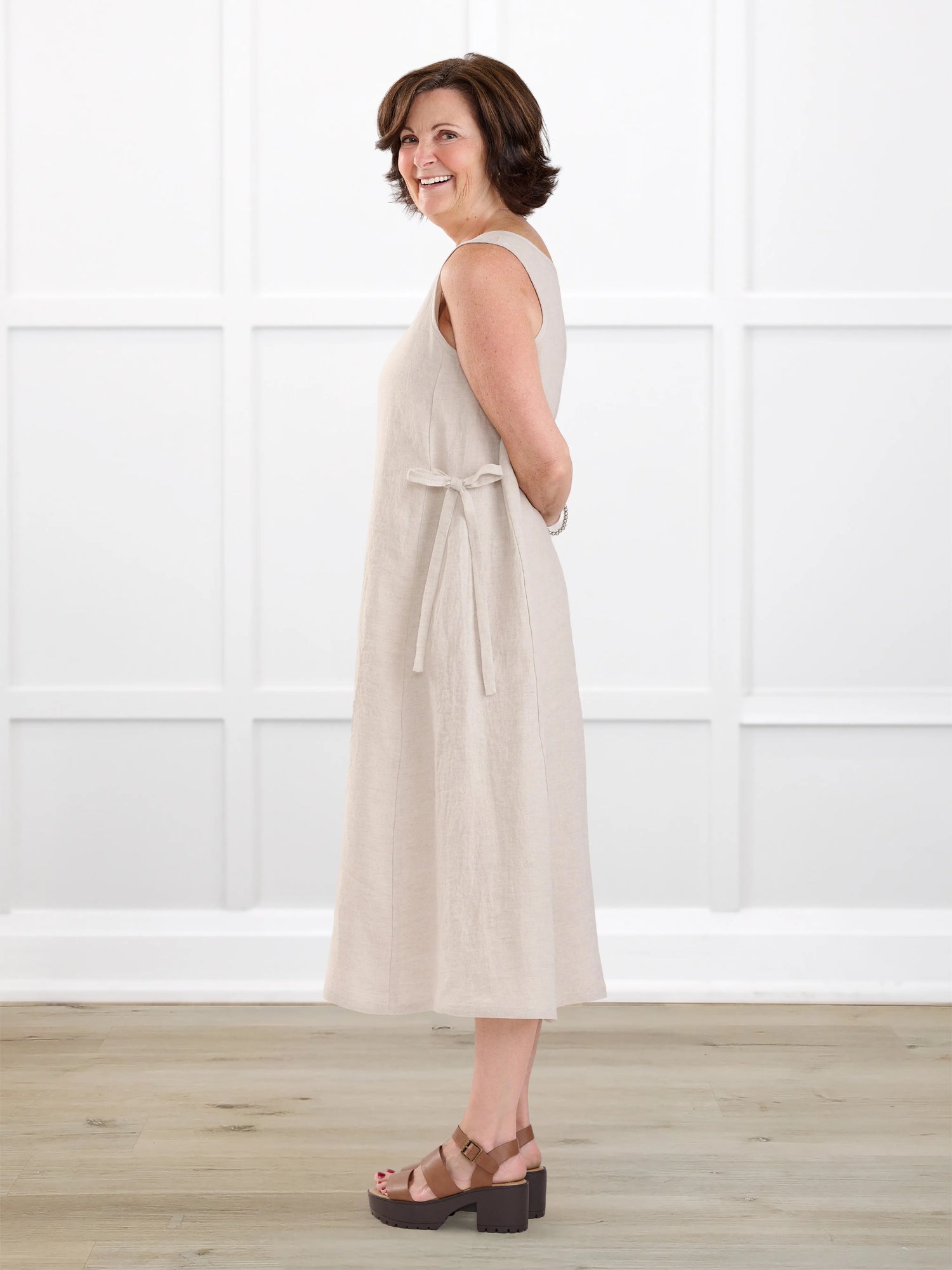 Delfina reversible neckline linen dress for women in Sand linen on model Donna, size S @Donna-S 