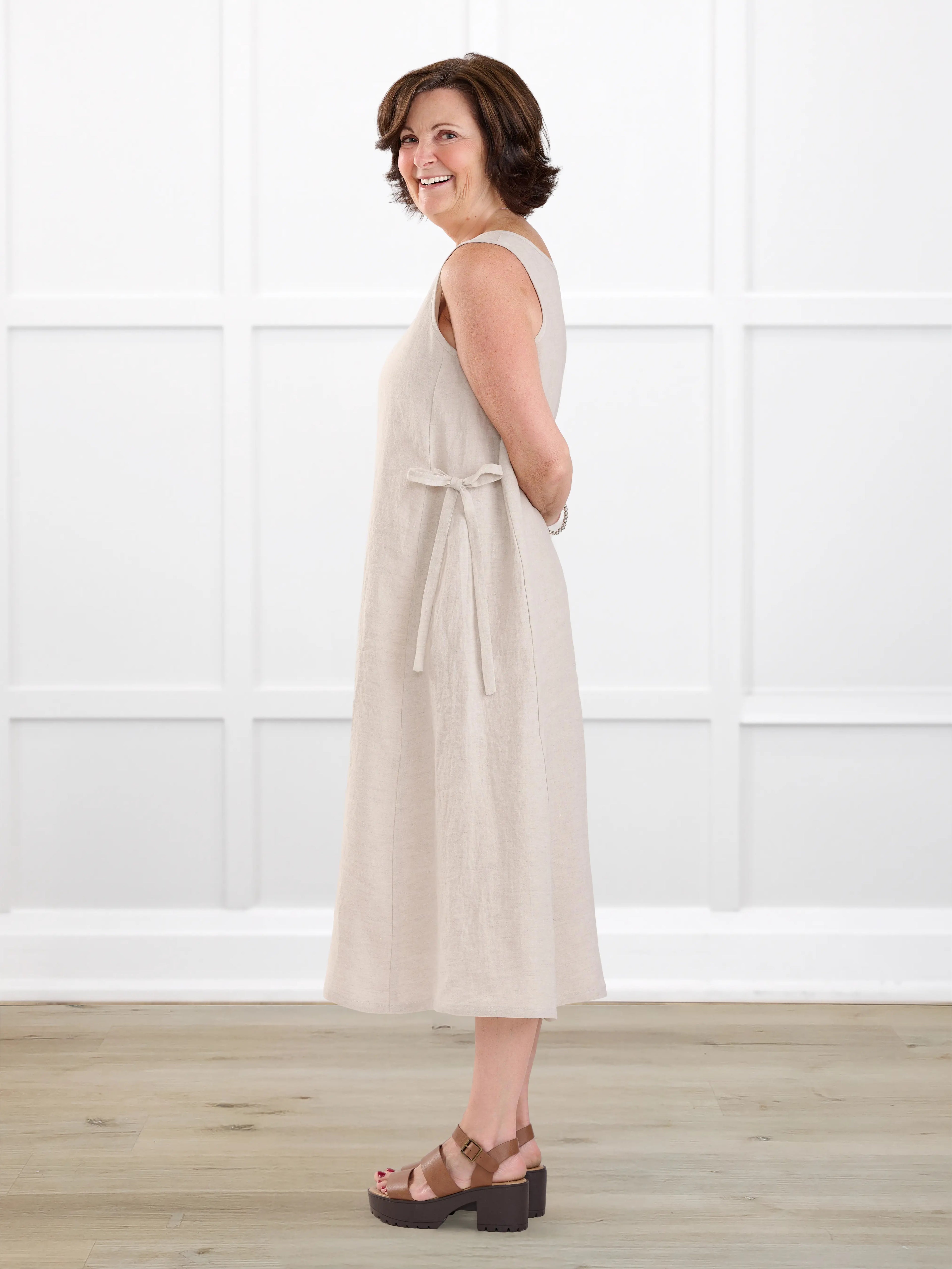 Delfina reversible neckline linen dress for women in Sand linen on model Donna, size S @Donna-S 