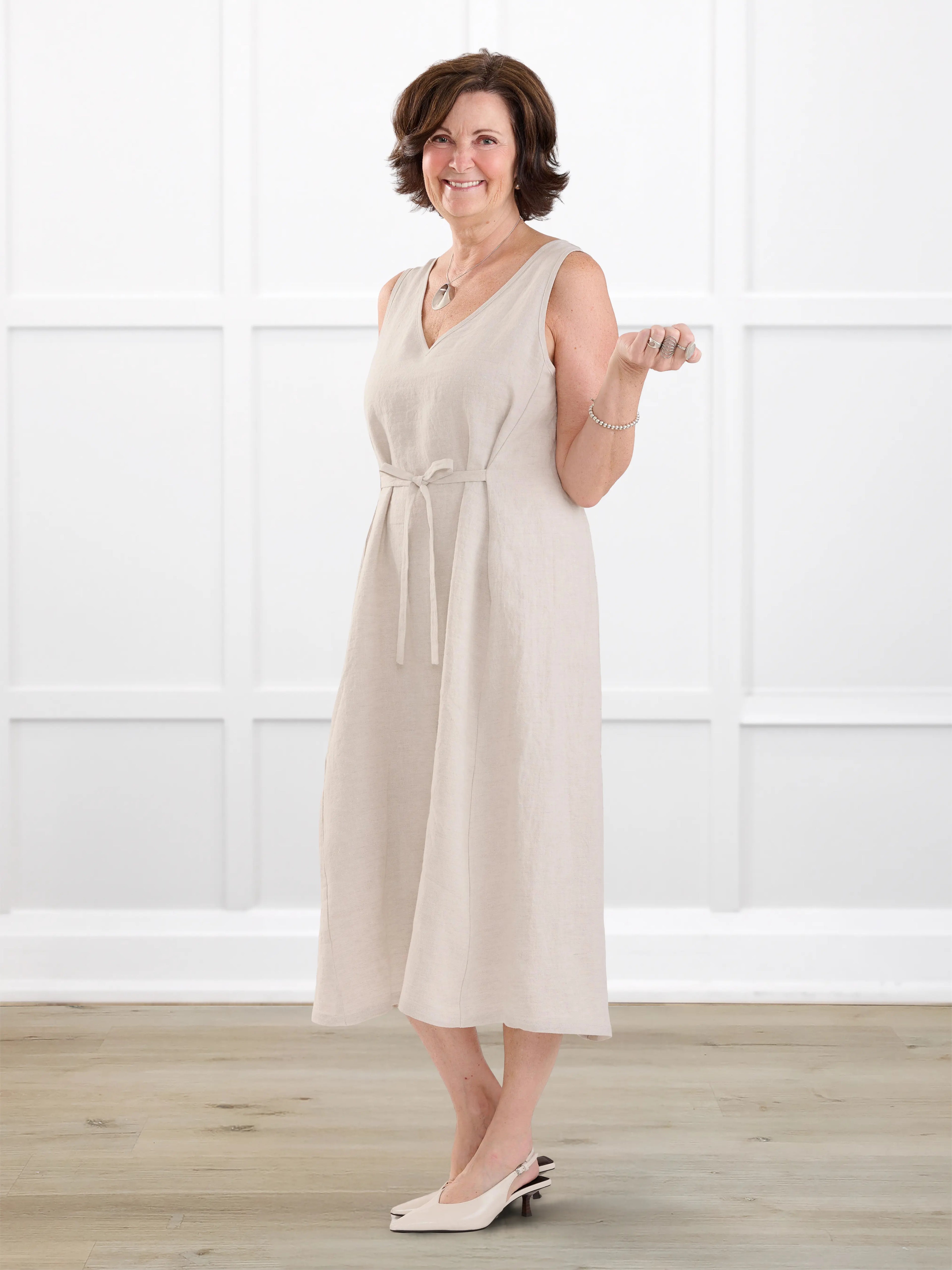 Delfina reversible neckline linen dress for women in Sand linen on model Donna, size S @Donna-S 