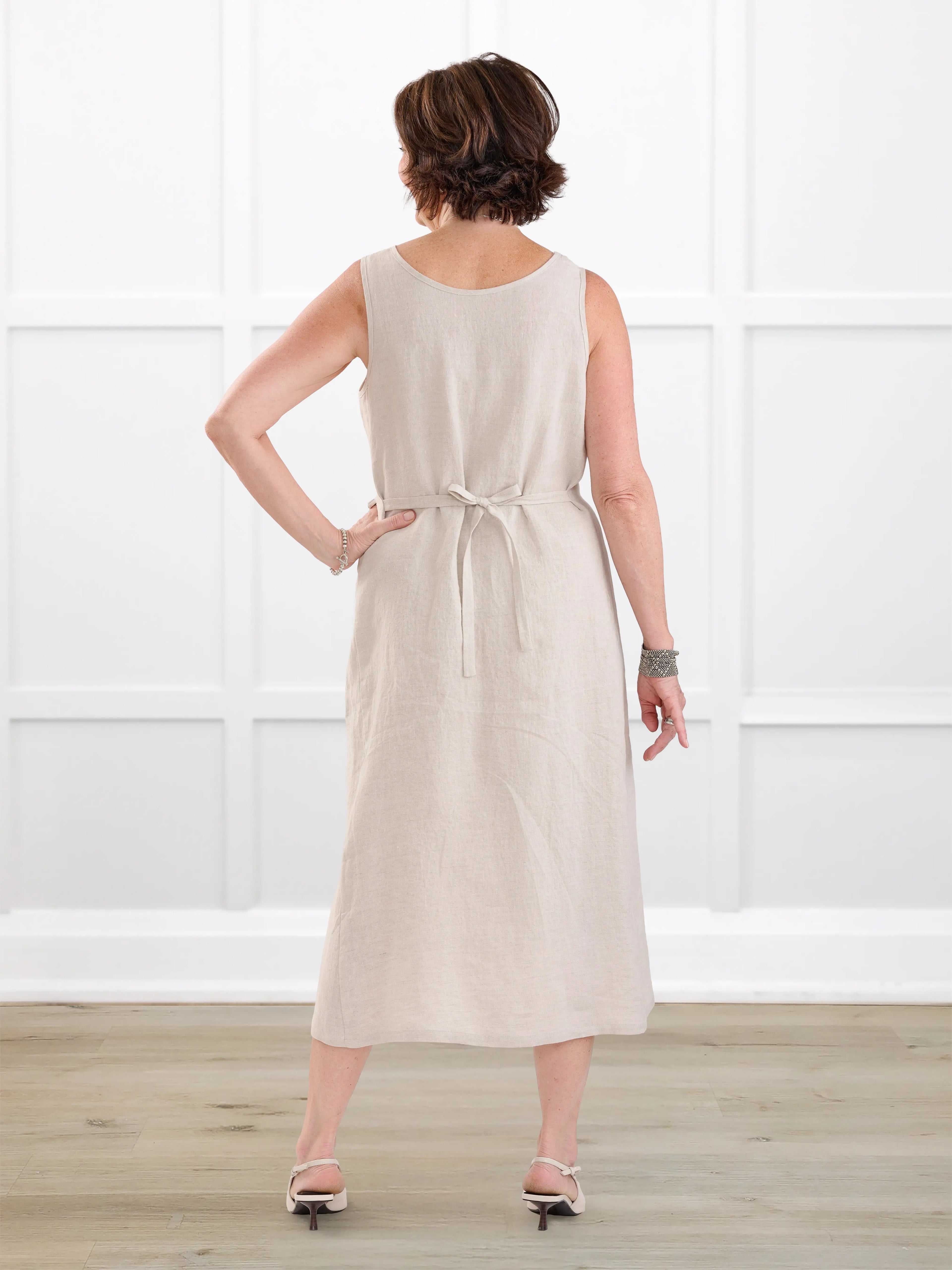 Delfina reversible neckline linen dress for women in Sand linen on model Donna, size S @Donna-S 