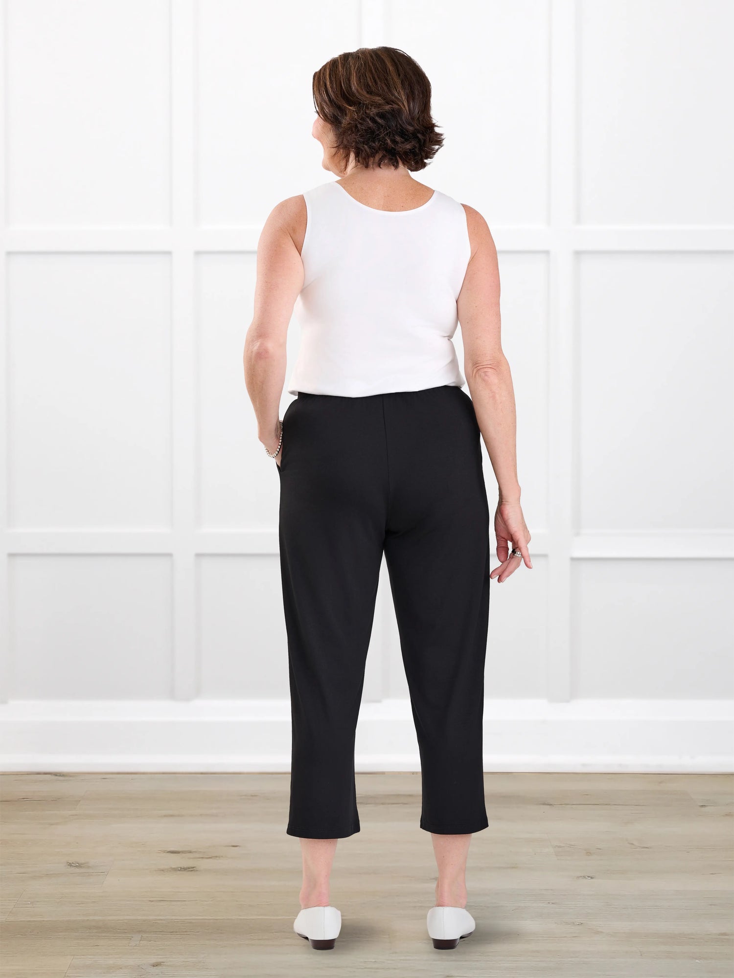 Easton pocket capri for women in Black on model Donna, size S @Donna-S 