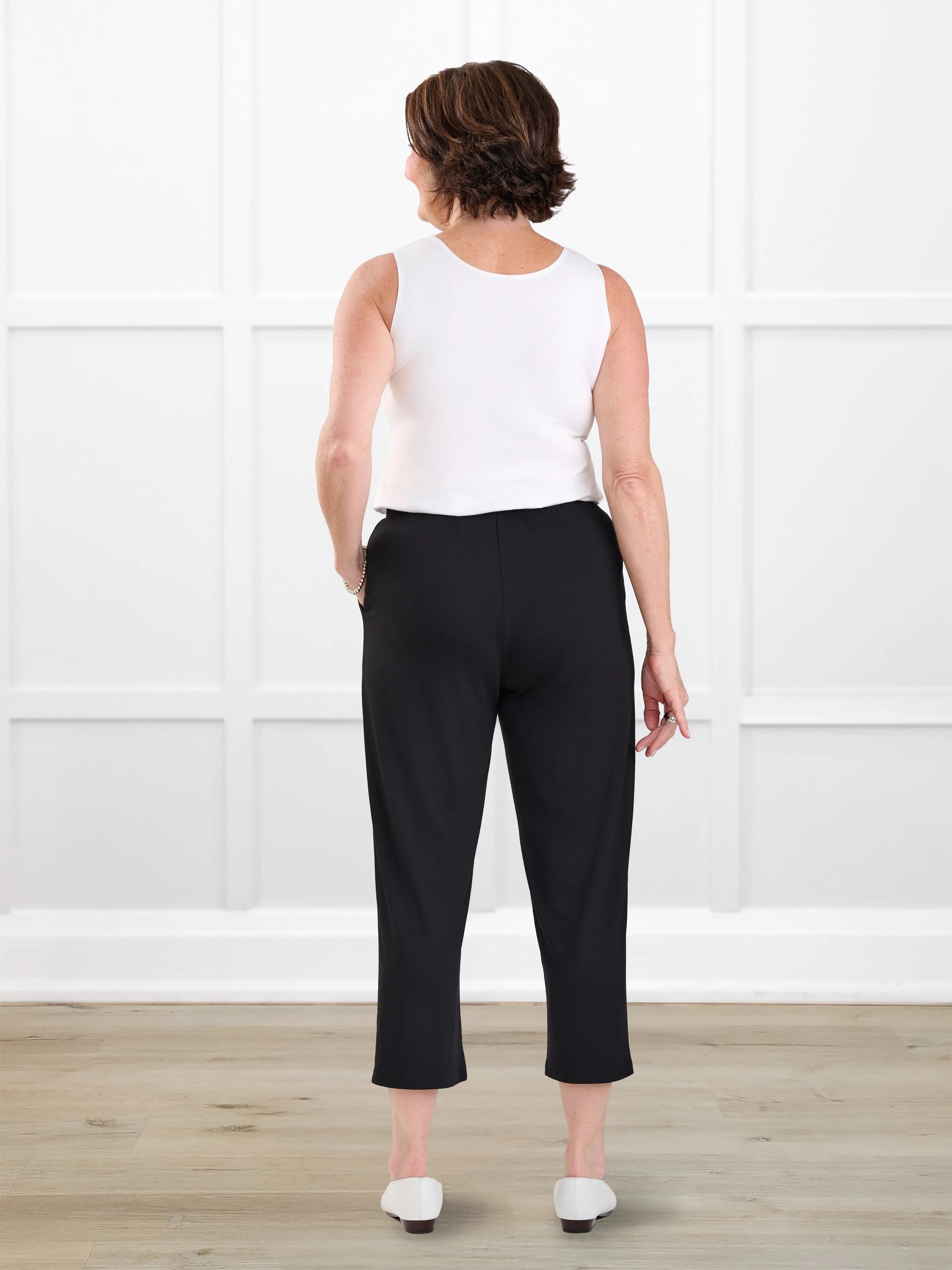 Easton pocket capri for women in Black on model Donna, size S @Donna-S 