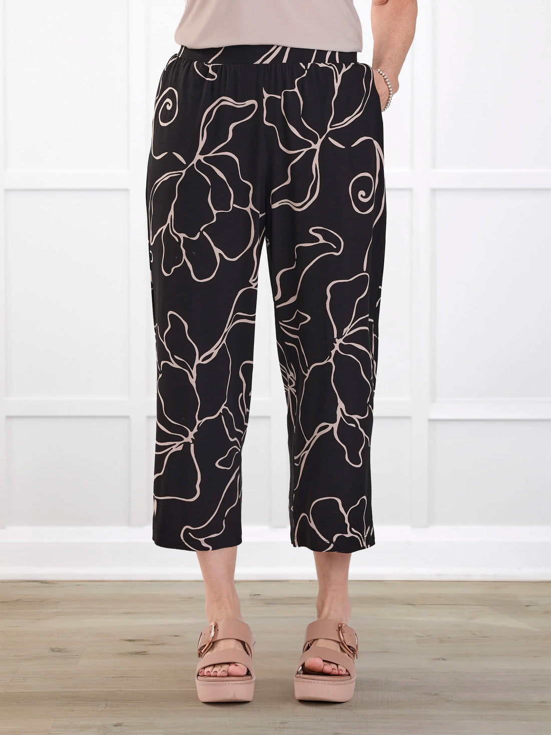 Easton pocket capri for women in Contour floral 