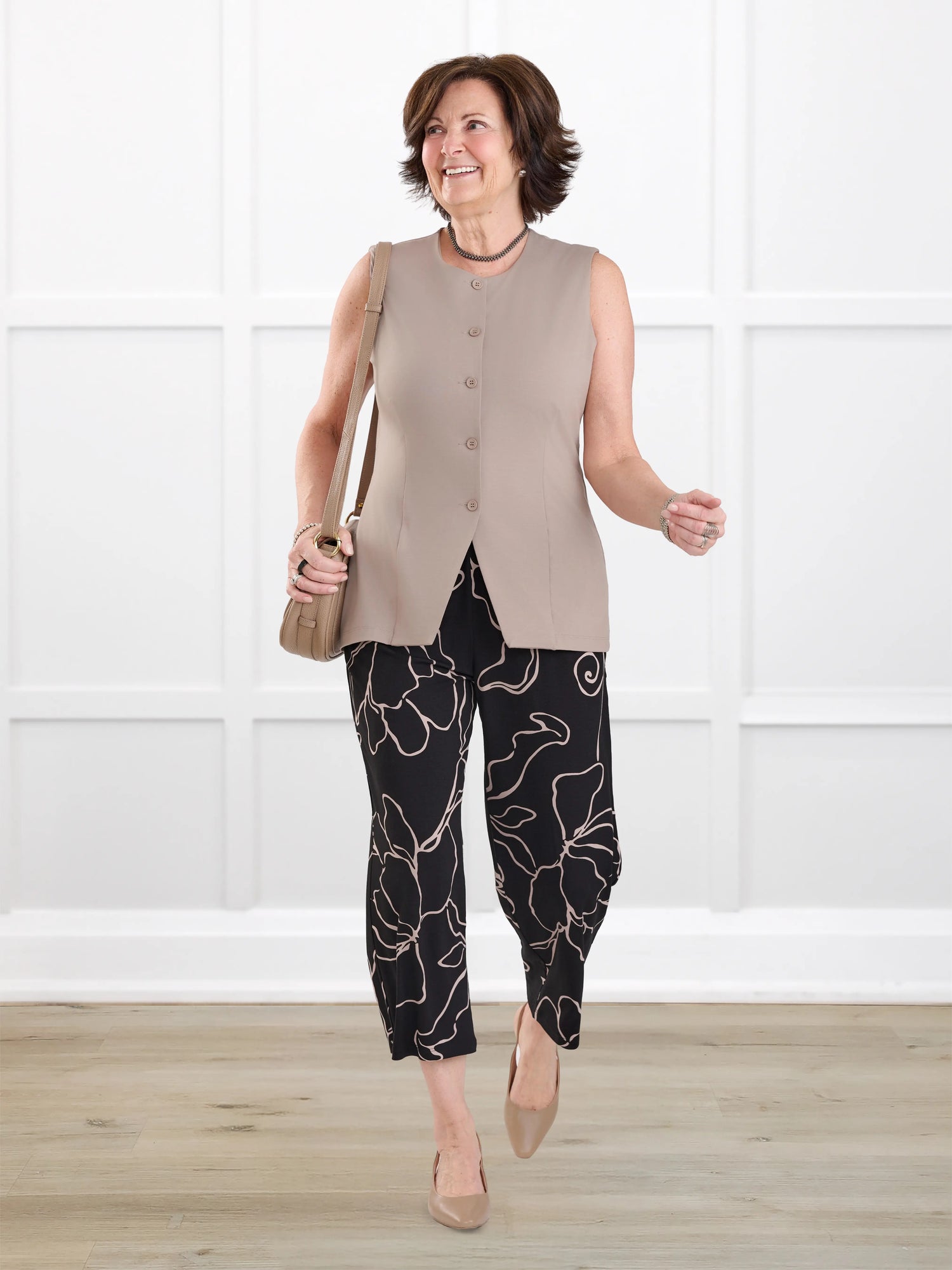 Easton pocket capri for women in Contour floral on model Donna, size S @Donna-S 