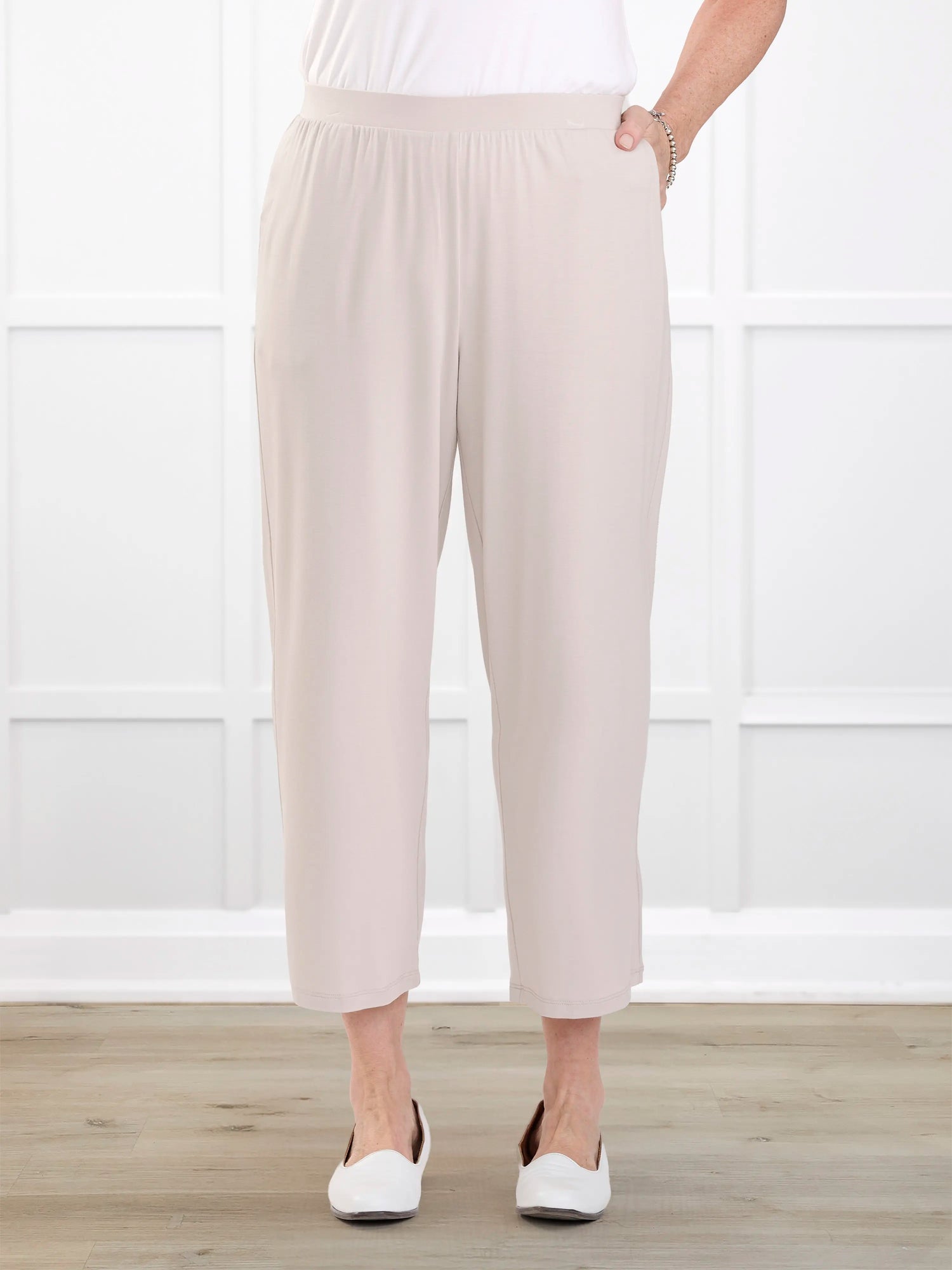Easton pocket capri for women in Sandstone 