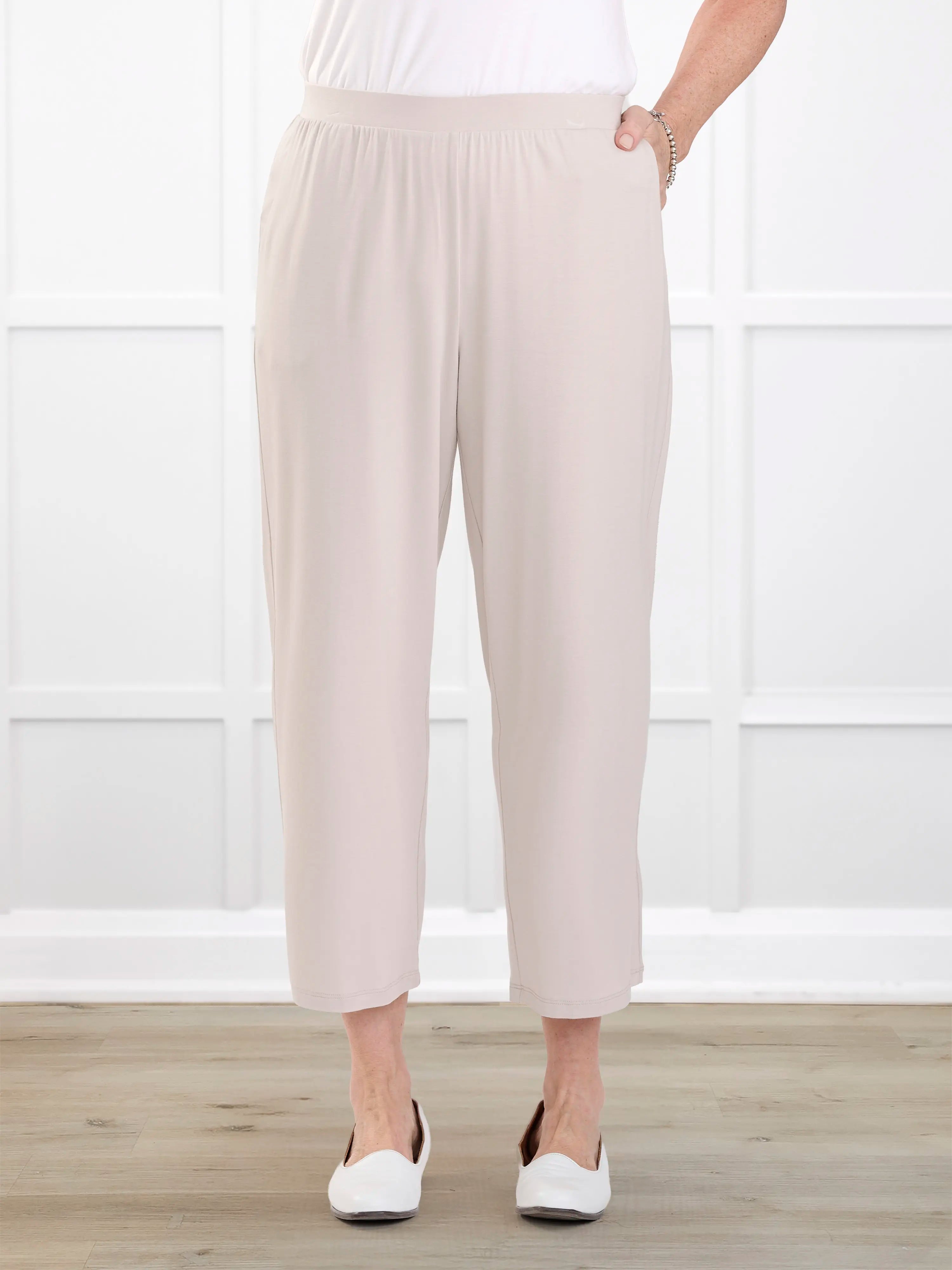 Easton pocket capri for women in Sandstone 