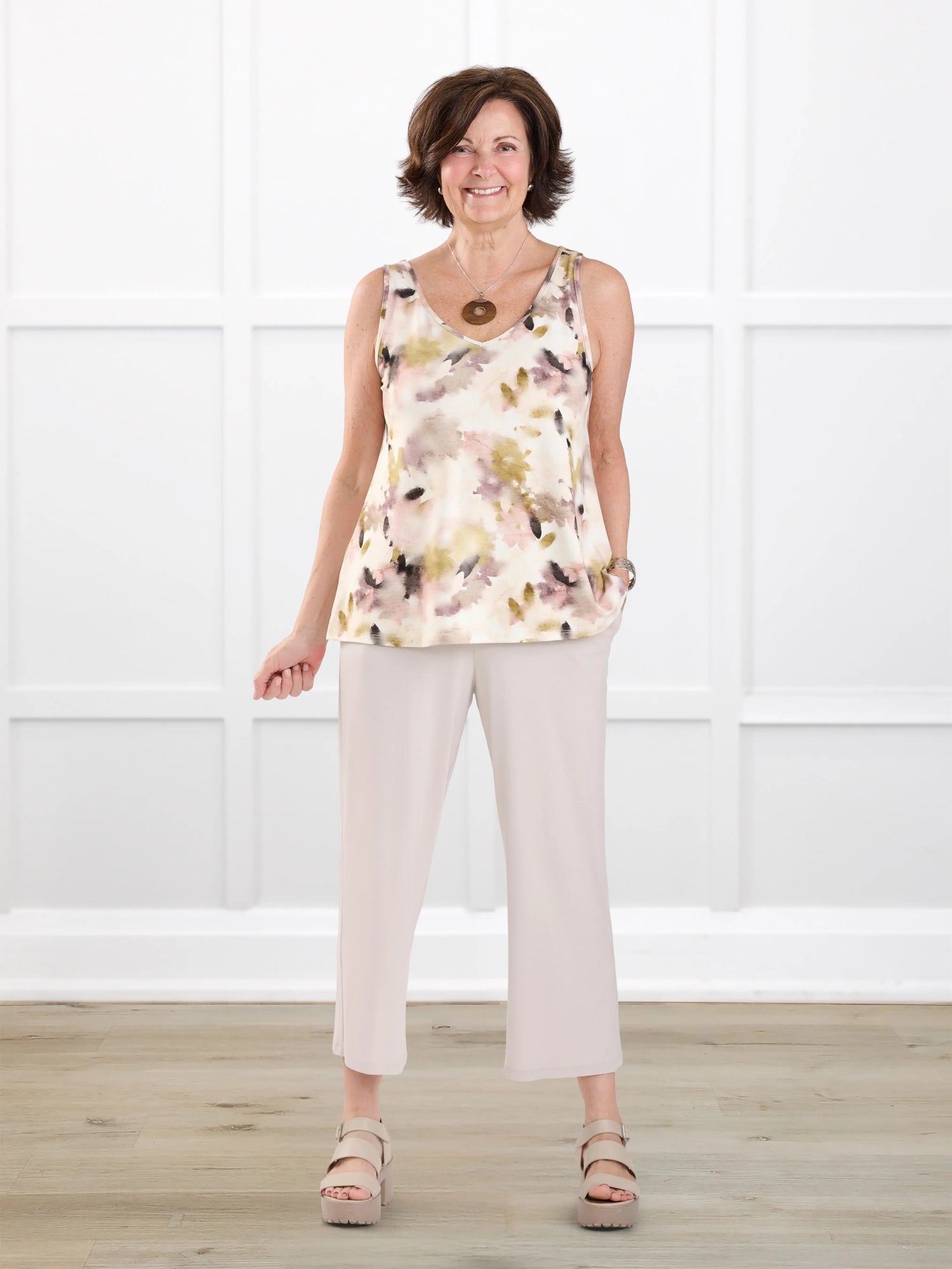 Easton pocket capri for women in Sandstone on model Donna, size S @Donna-S 