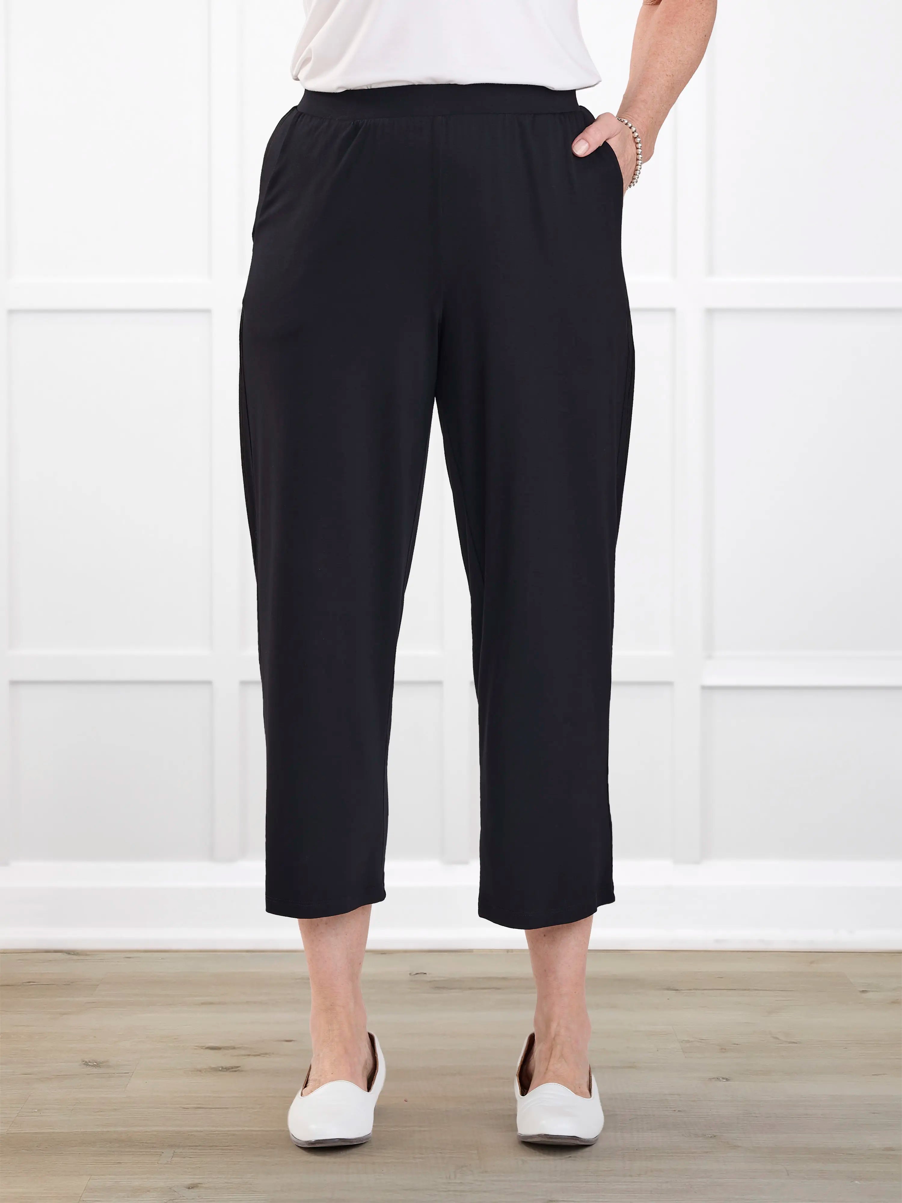 Easton pocket capri for women in Black 