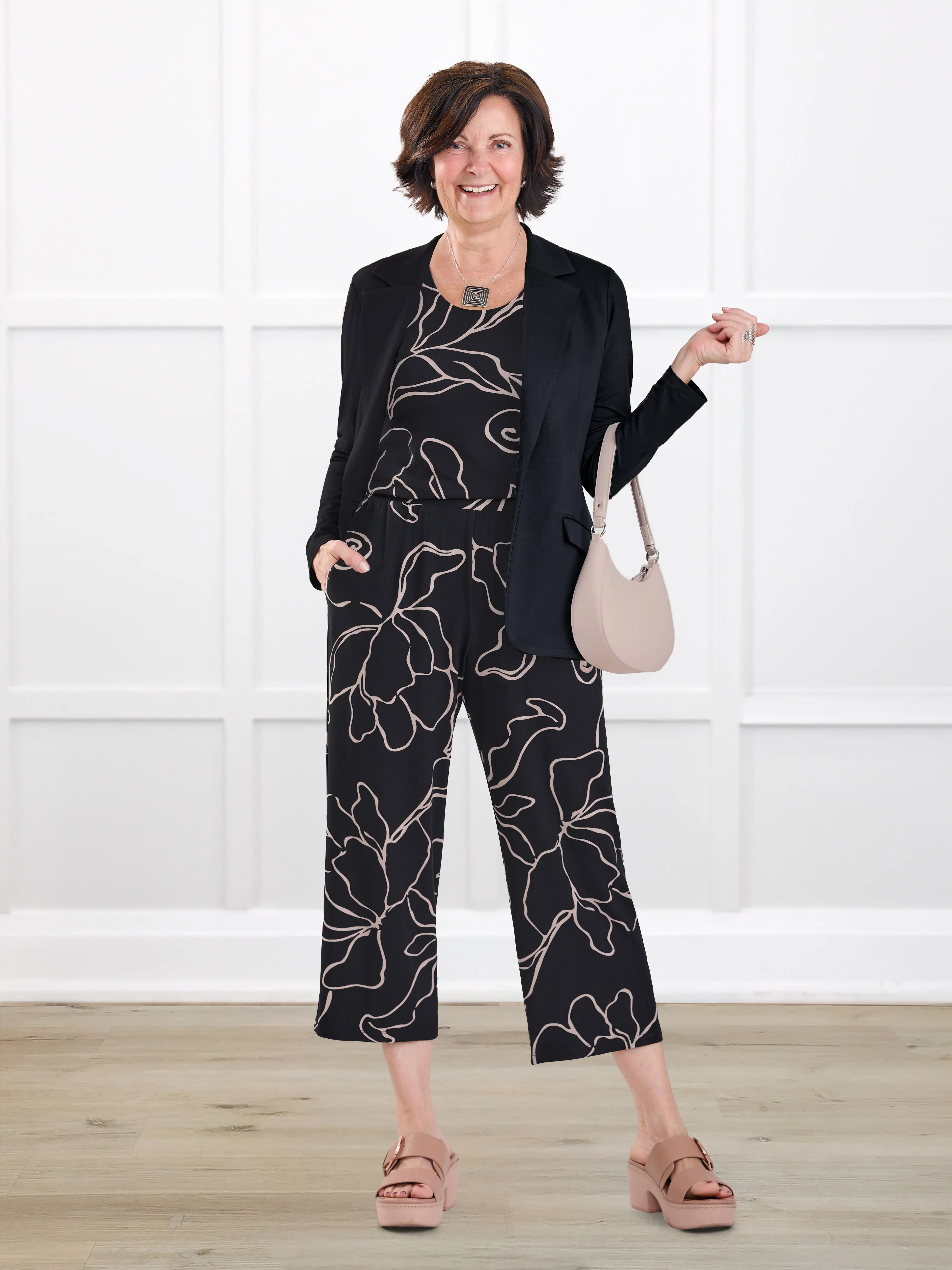 Easton pocket capri for women in Contour floral on model Donna, size S @Donna-S 