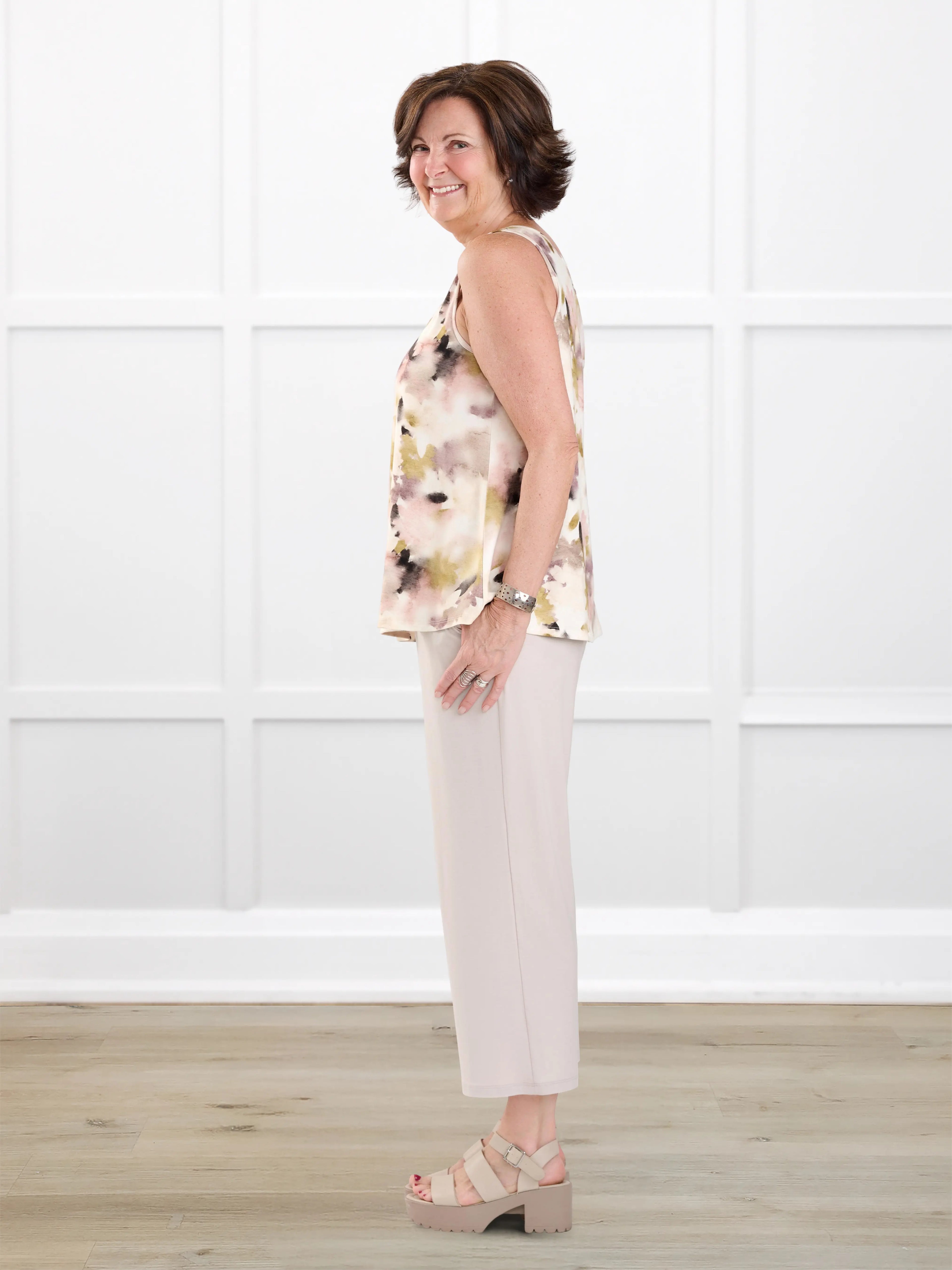 Easton pocket capri for women in Sandstone on model Donna, size S @Donna-S 