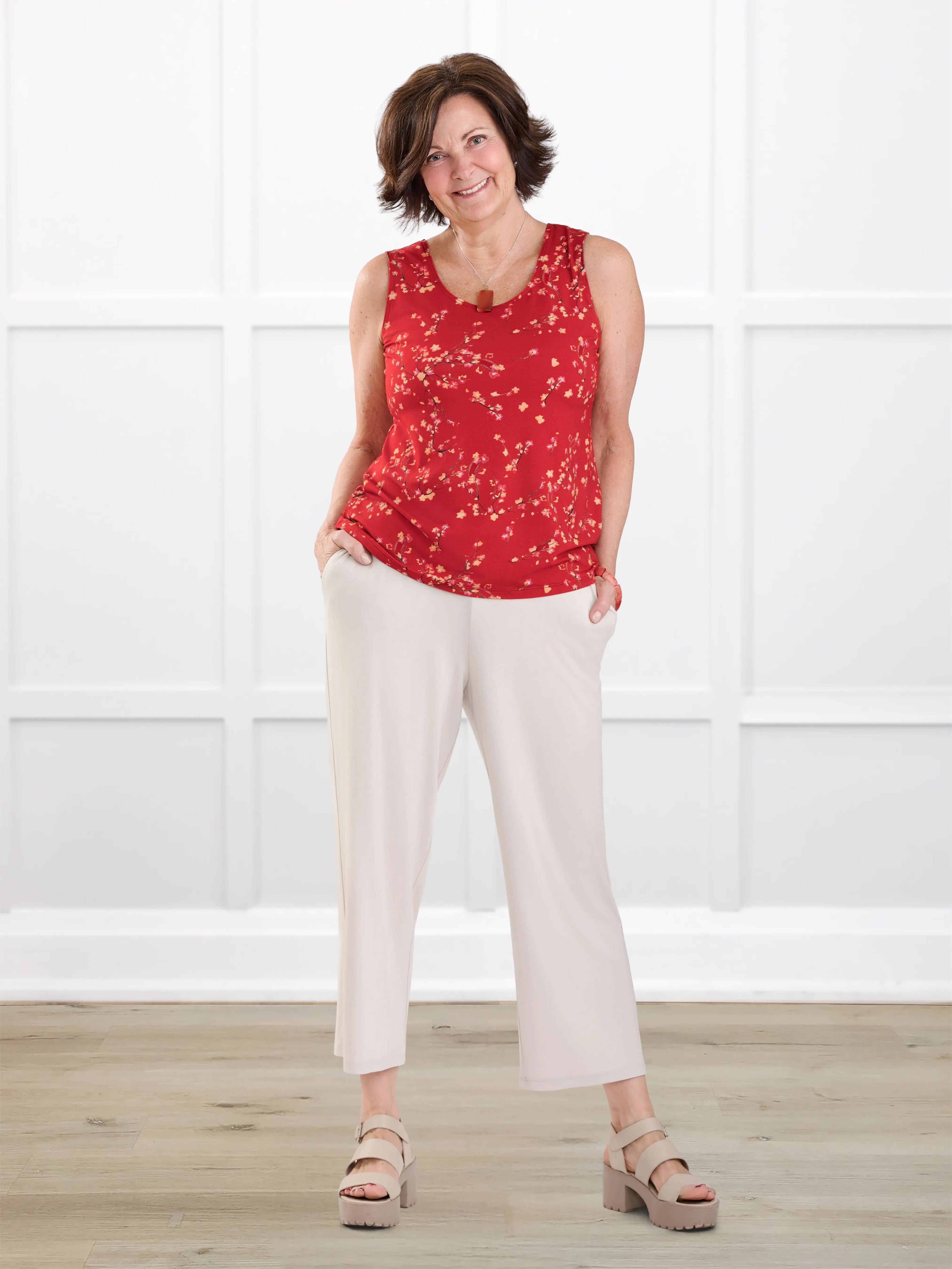 Easton pocket capri for women in Sandstone on model Donna, size S @Donna-S 