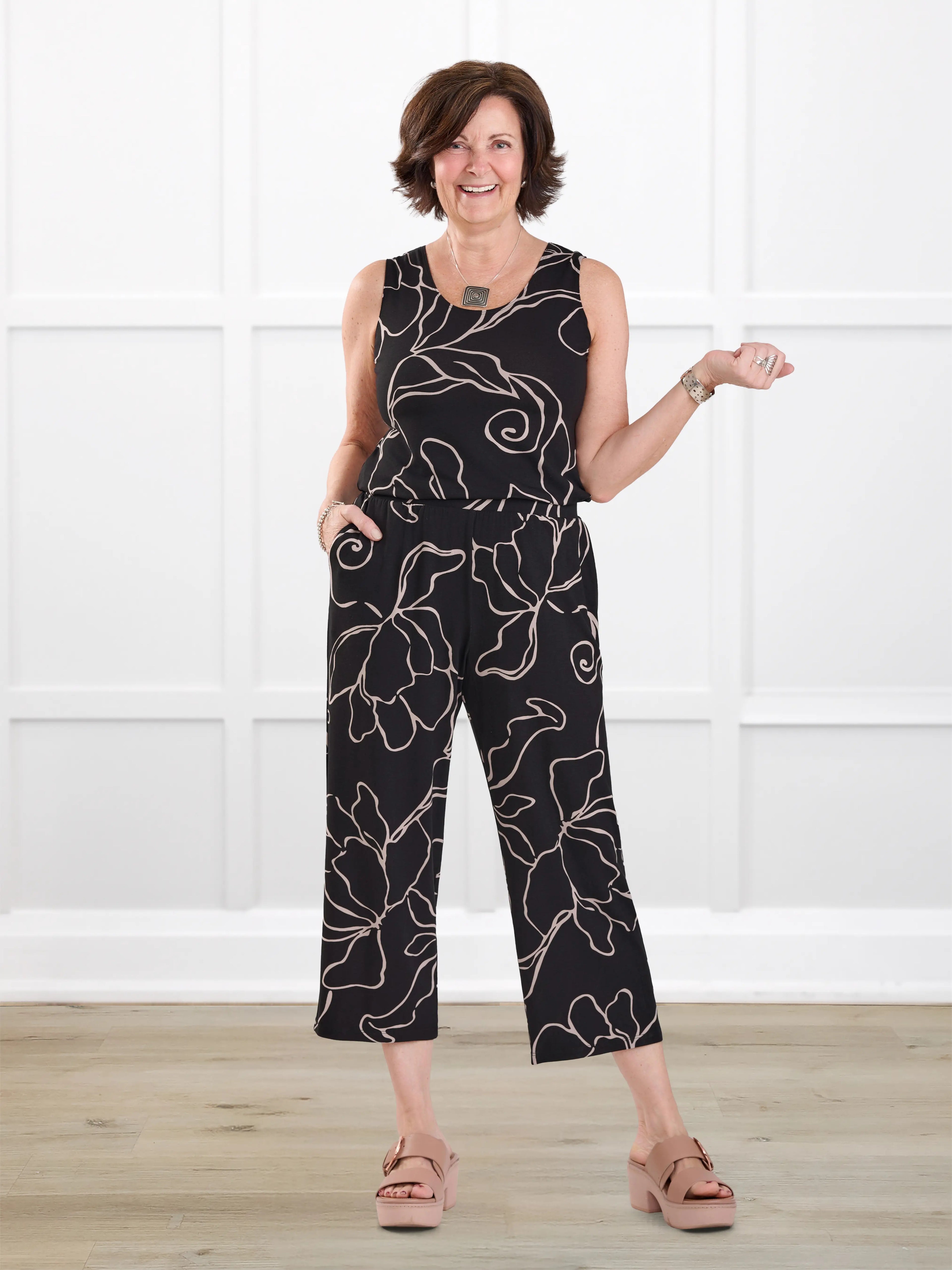Easton pocket capri for women in Contour floral on model Donna, size S @Donna-S 