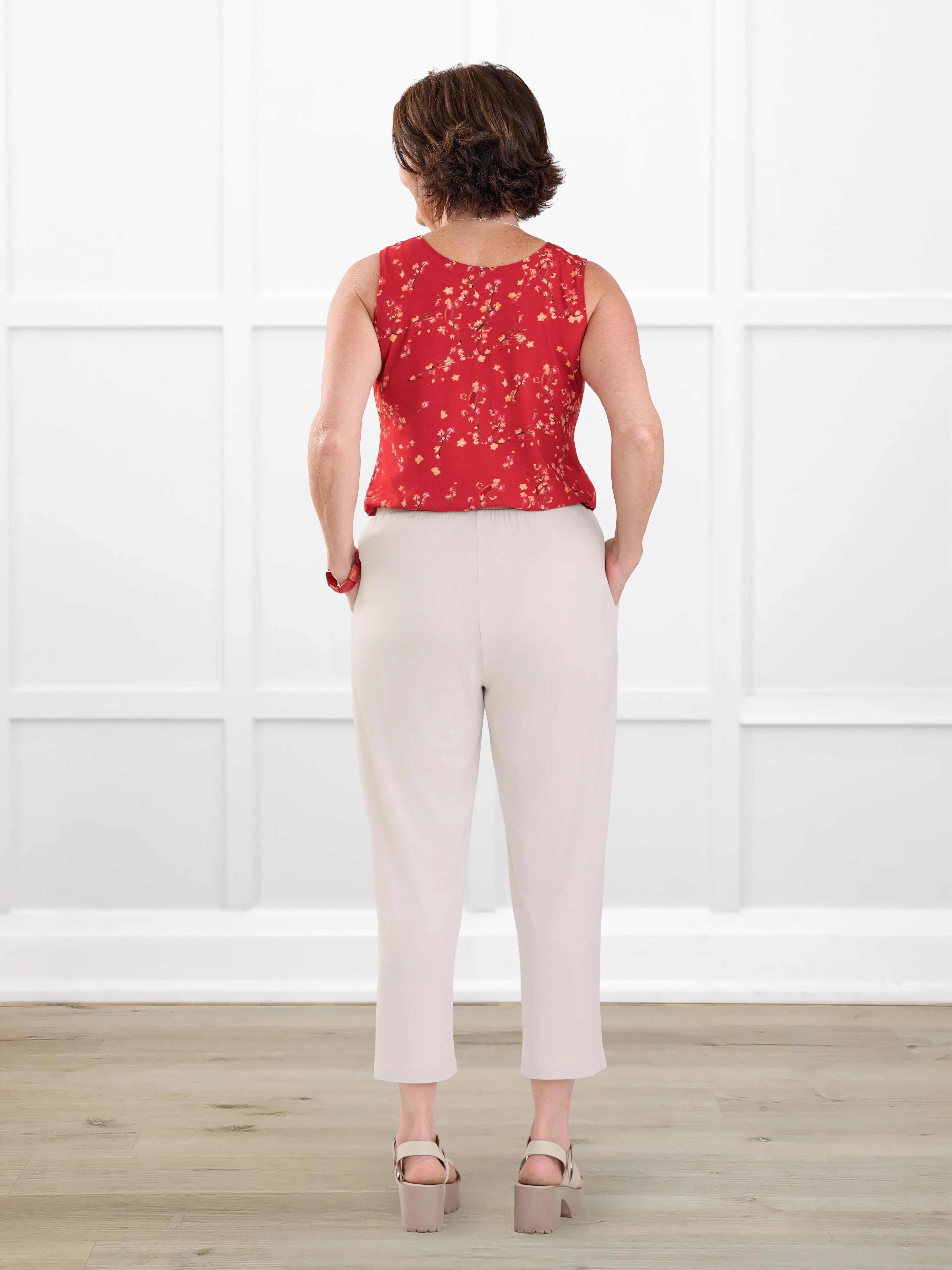 Easton pocket capri for women in Sandstone on model Donna, size S @Donna-S 
