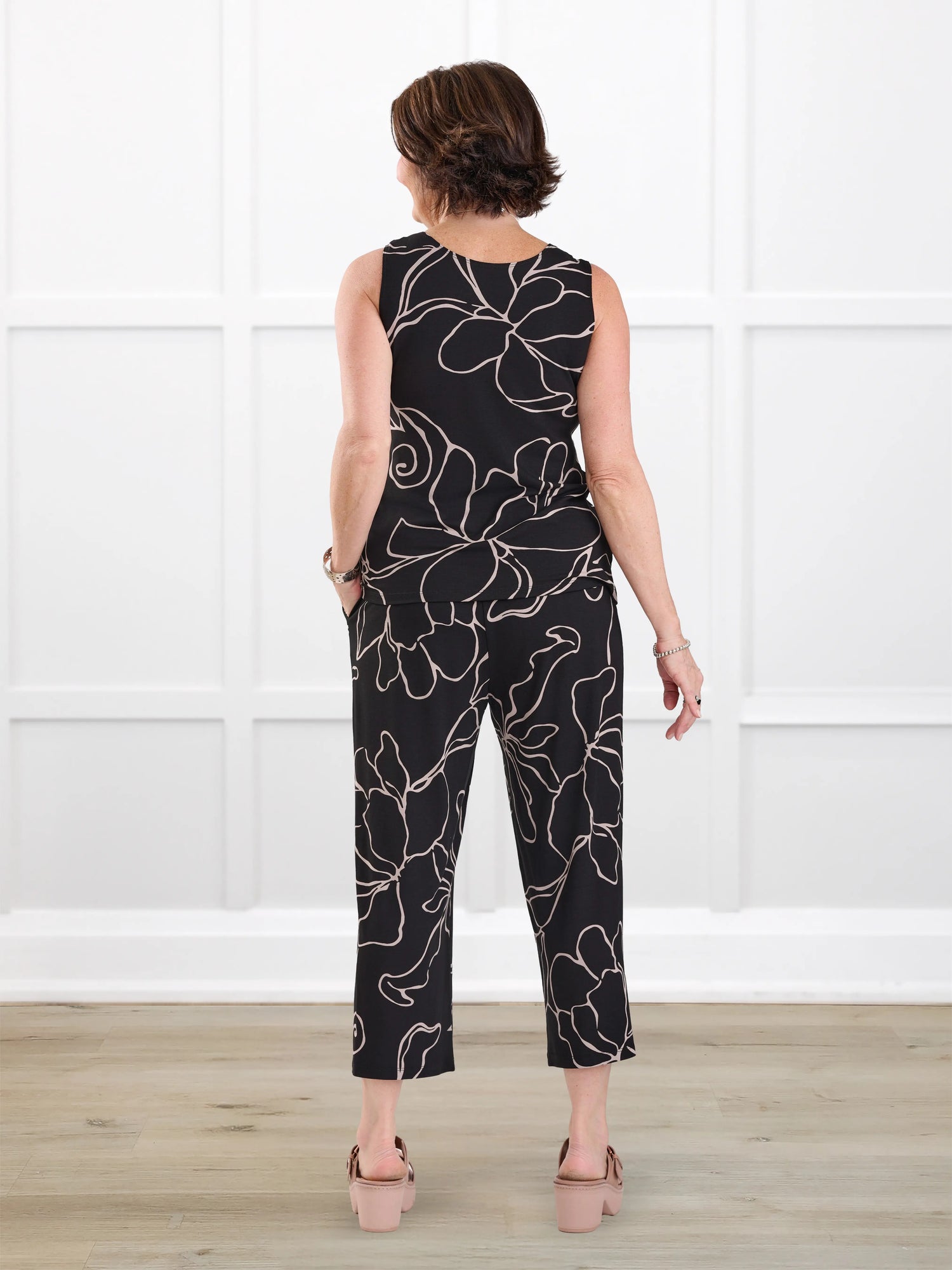 Easton pocket capri for women in Contour floral on model Donna, size S @Donna-S 