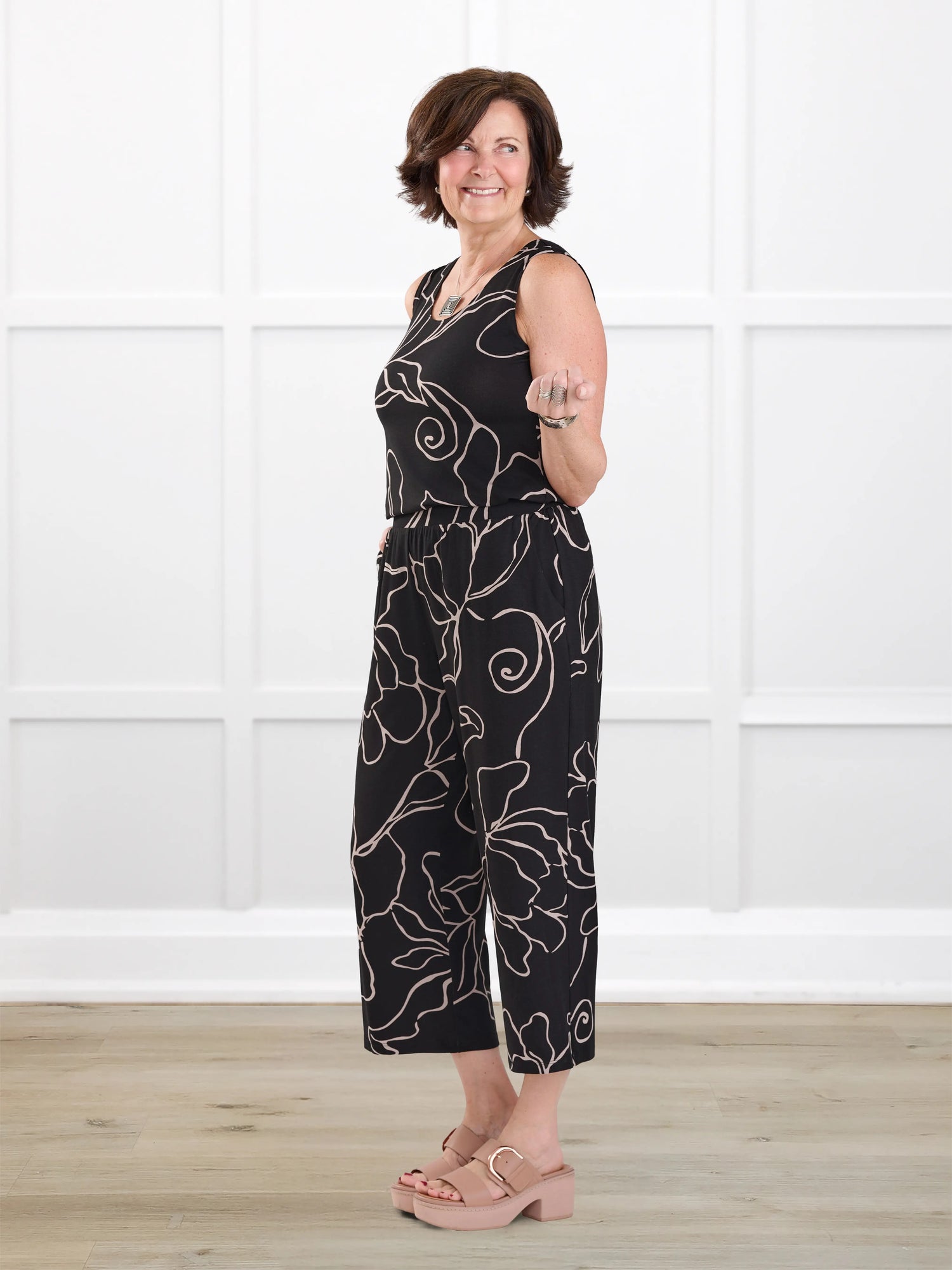 Easton pocket capri for women in Contour floral on model Donna, size S @Donna-S 