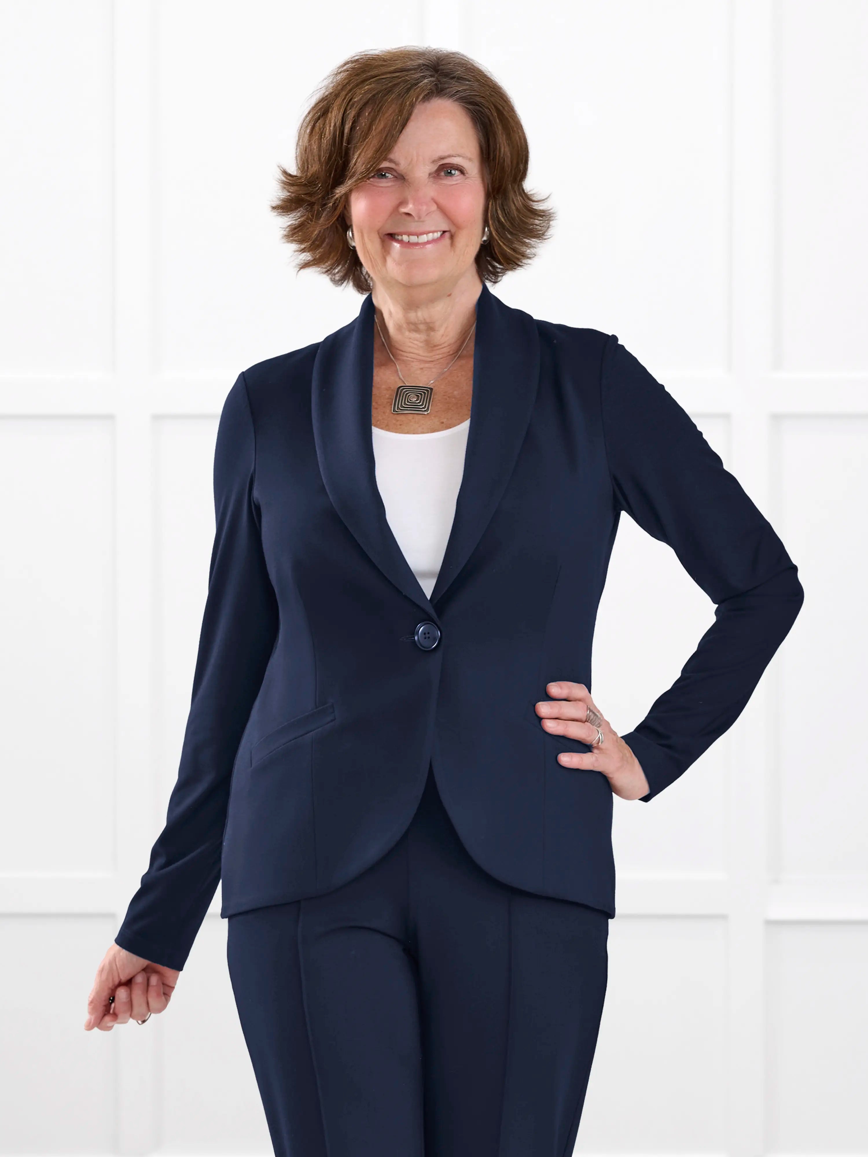 Emily soft blazer blazer for women in navy on model Donna, size S regular @Donna-S-regular 