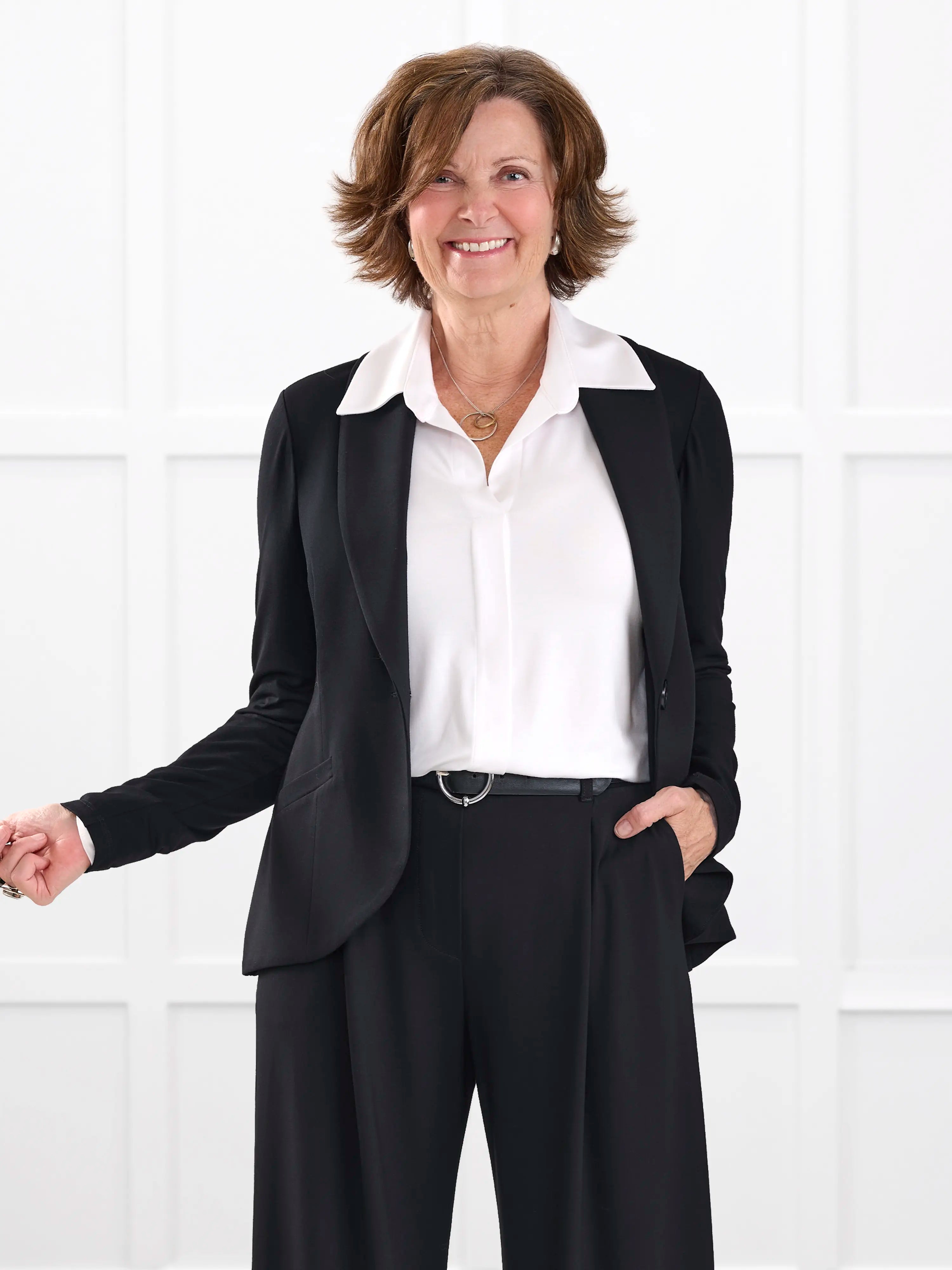 Emily soft blazer blazer for women in black on model Donna, size S regular @Donna-S-regular 