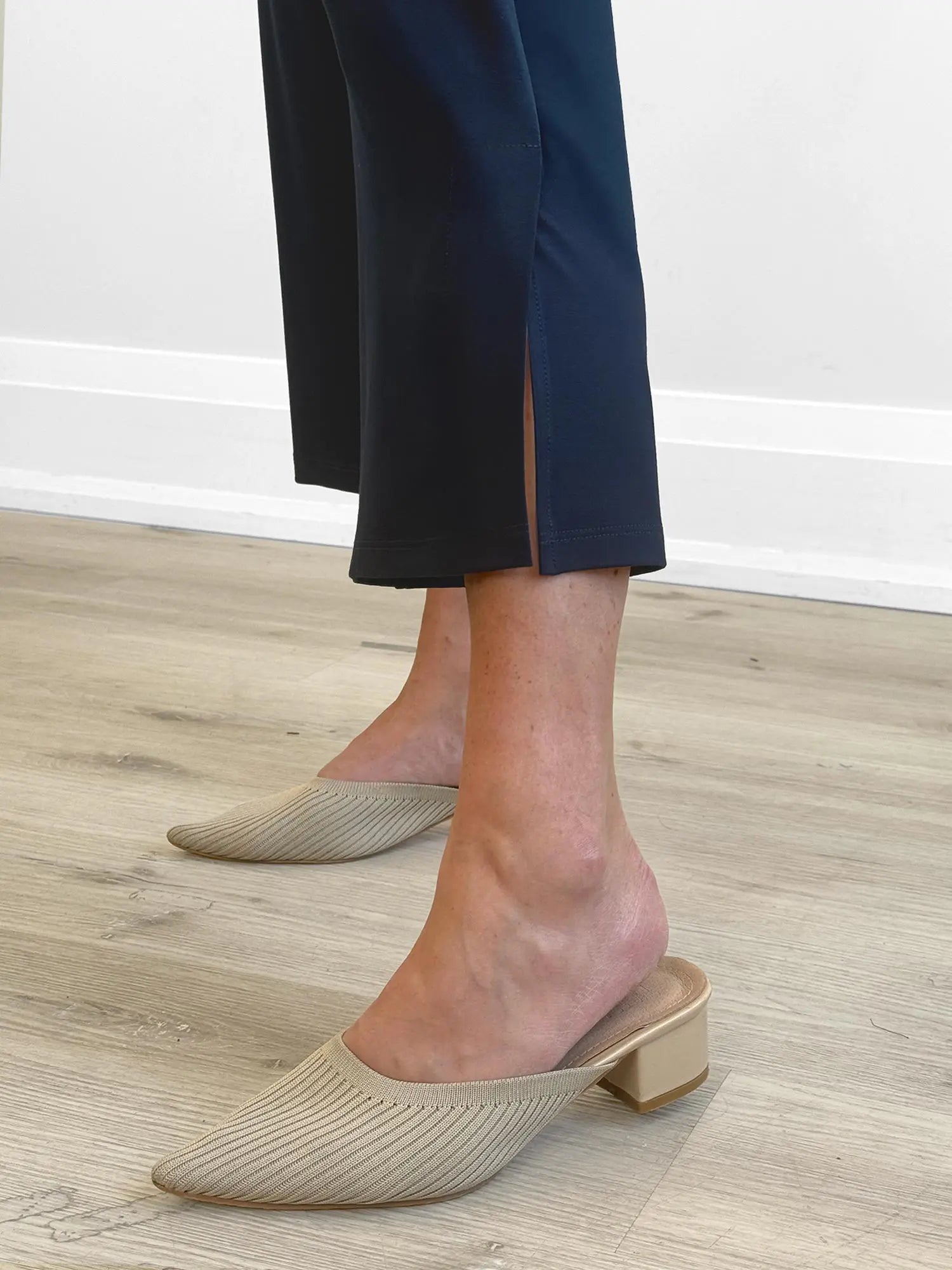 Gabby straight leg pocket capri pant in Navy 