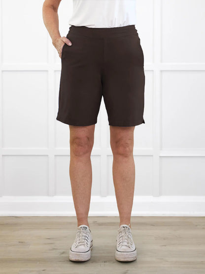 Irelynn bermuda pocket short for women in Dark chocolate on model C9d94eb4, size 26F6 4fcb @c9d94eb4-26f6-4fcb-aa59-f5778d7038d6 
