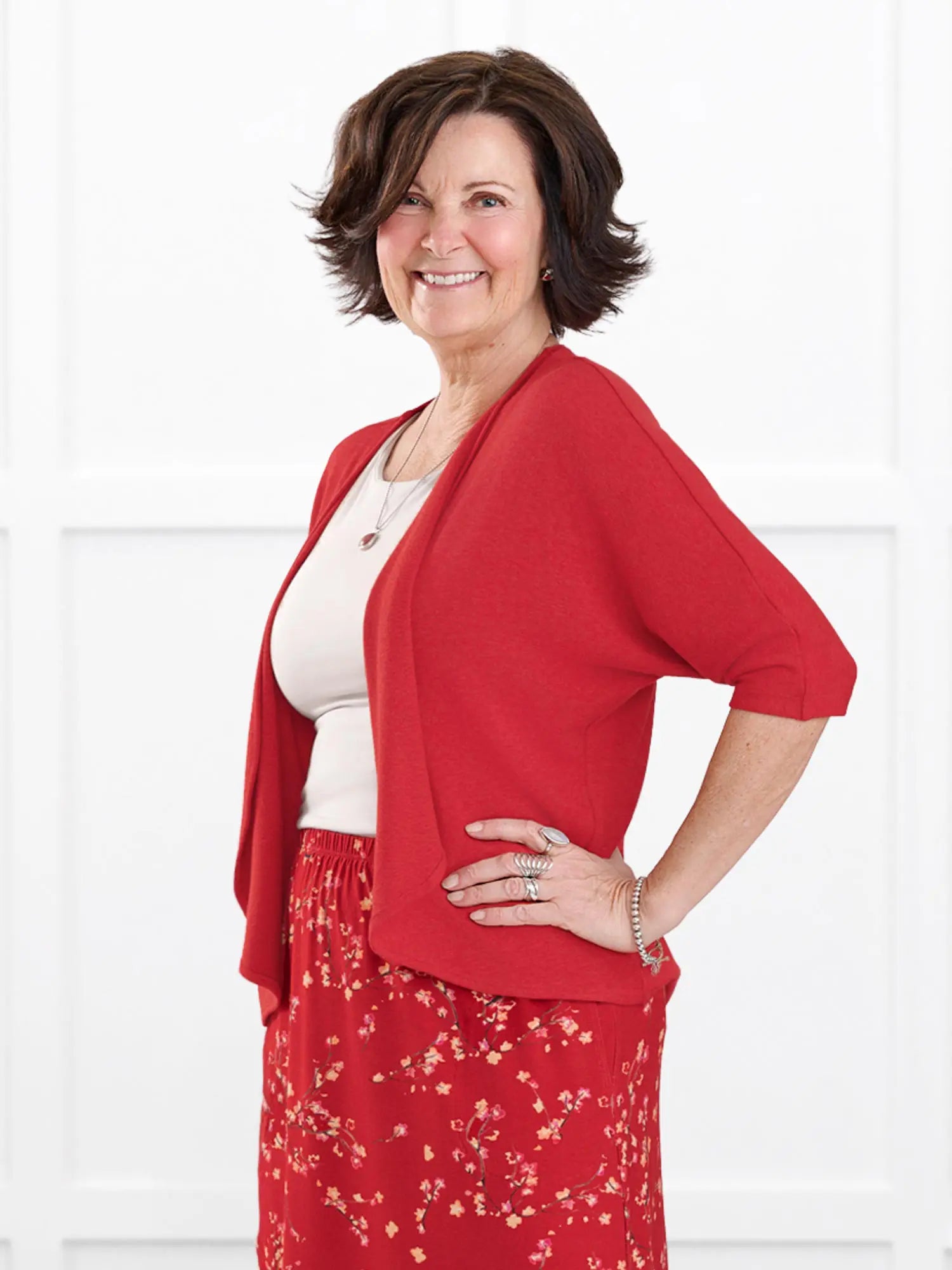 Jovi sweater knit bolero cardigan for women in Chili on model Donna, size S @Donna-S 
