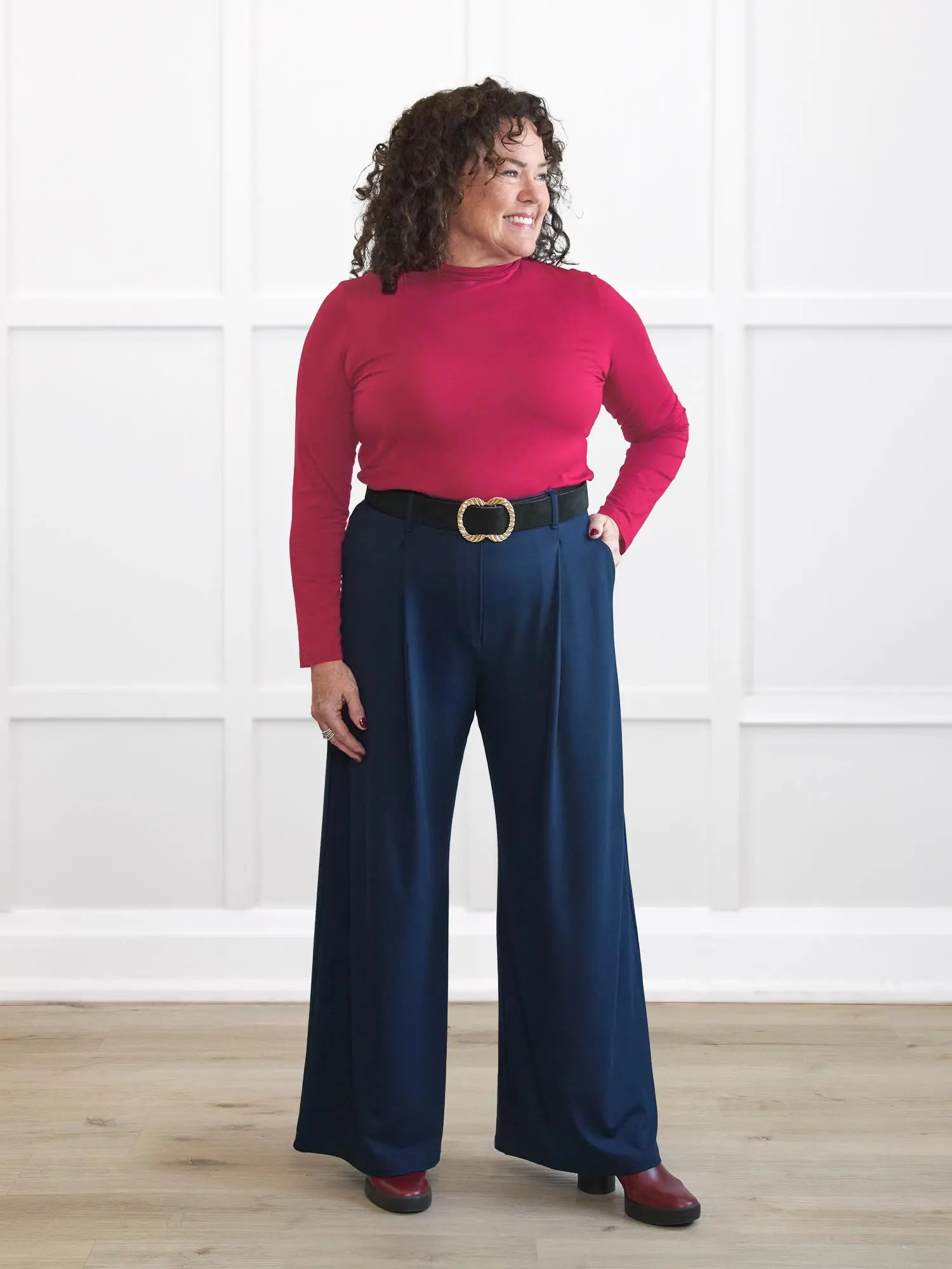 Lara high waisted wide leg pleated pant for women in Navy on model Kerri, size M Petite @Kerri-M-petite 