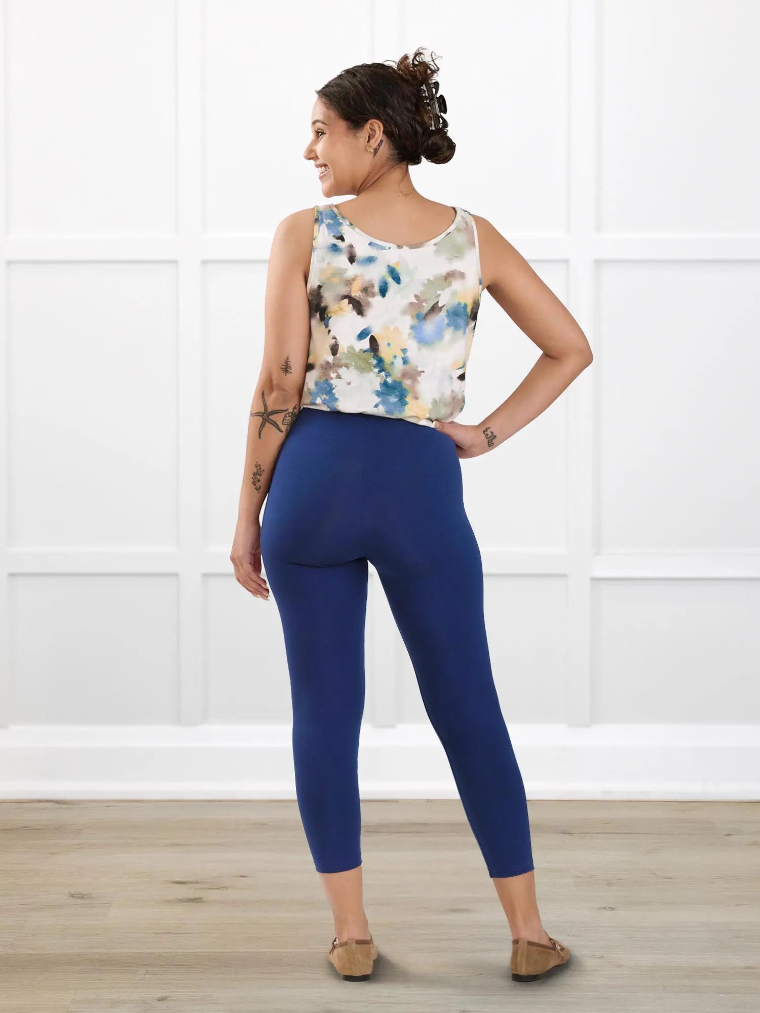 Lisa2 high waisted capri legging for women in Marine on model Meron, size XS @Meron-XS 
