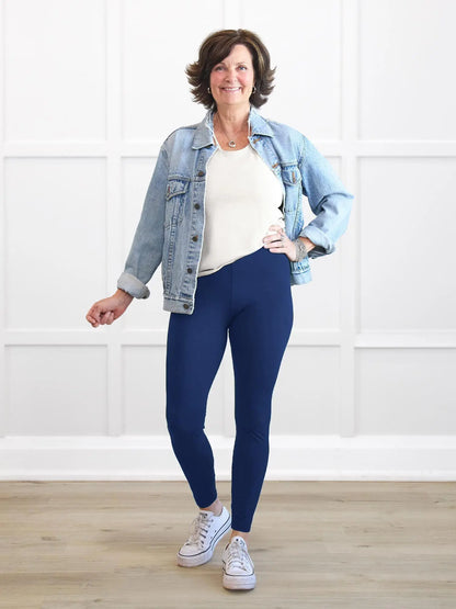 Lisa2 high waisted legging 00 in Marine blue on model Donna, size S Regular @Donna-S-regular 