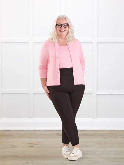 Lisa2 high waisted legging for women in Dark chocolate on model Colleen, size XXL Petite @Colleen-XXL-petite 