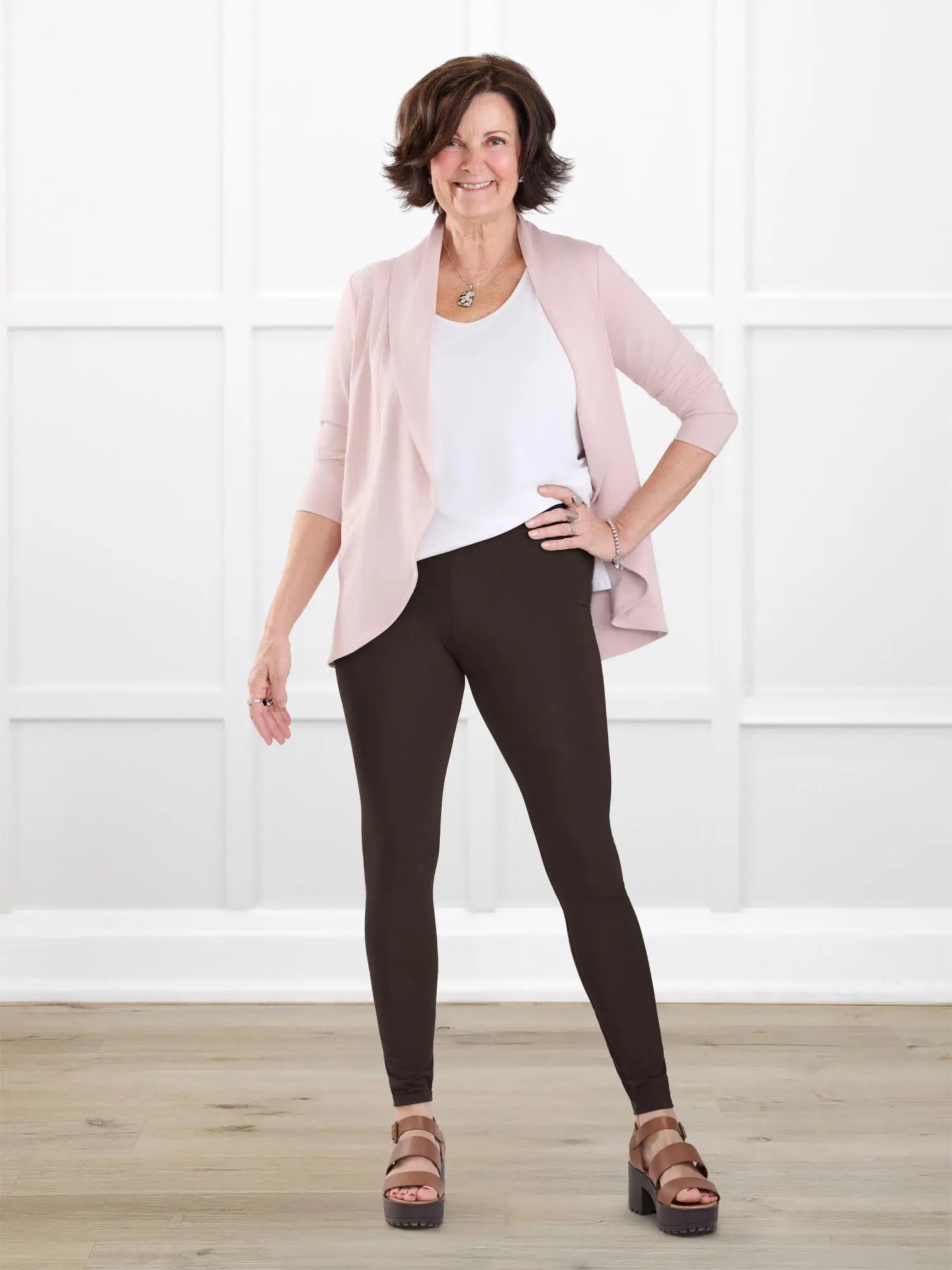 Lisa2 high waisted legging for women in Dark chocolate on model Donna, size S Regular @Donna-S-regular 