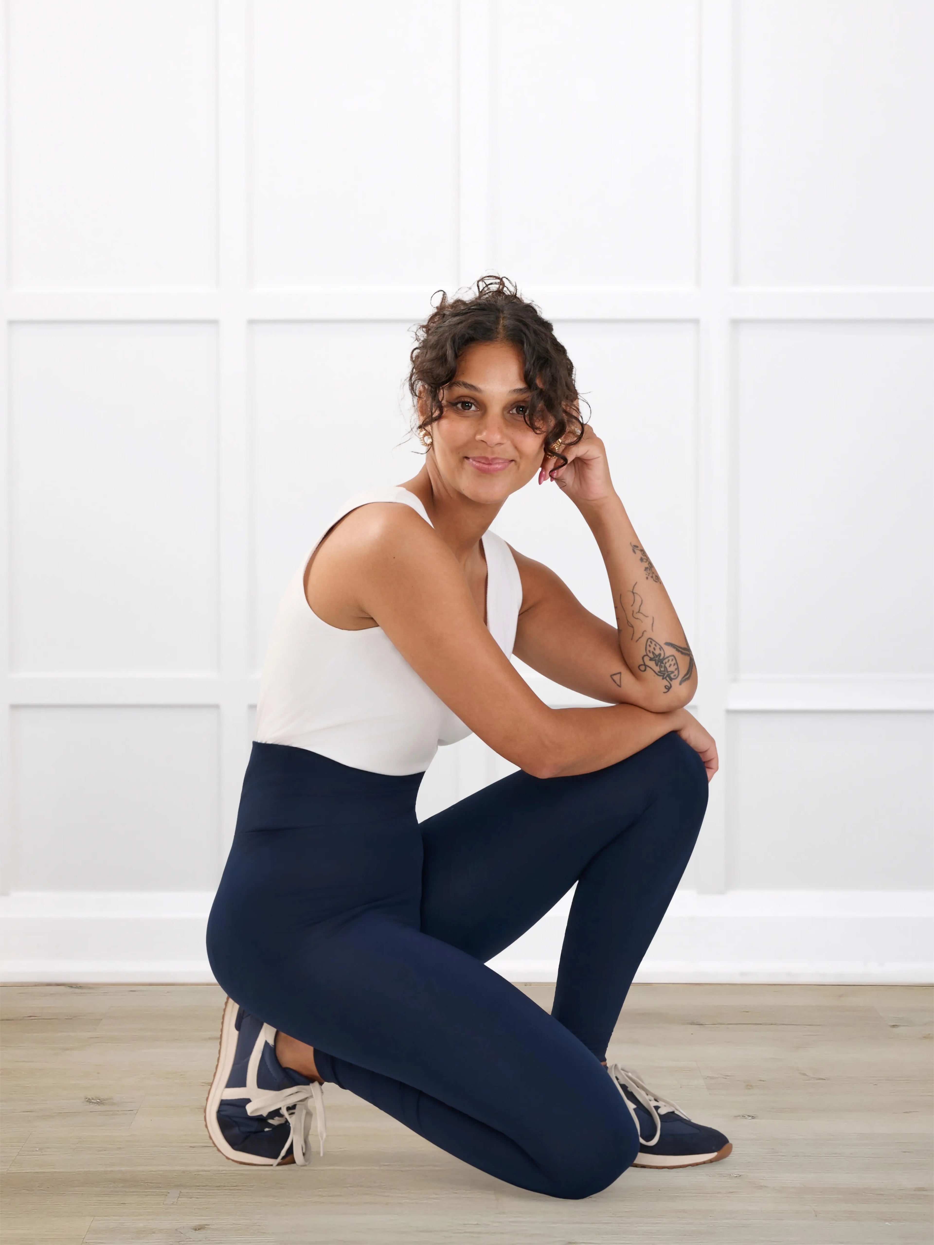 Lisa2 high waisted legging for women in Navy on model Meron, size XS Regular @Meron-XS-regular 