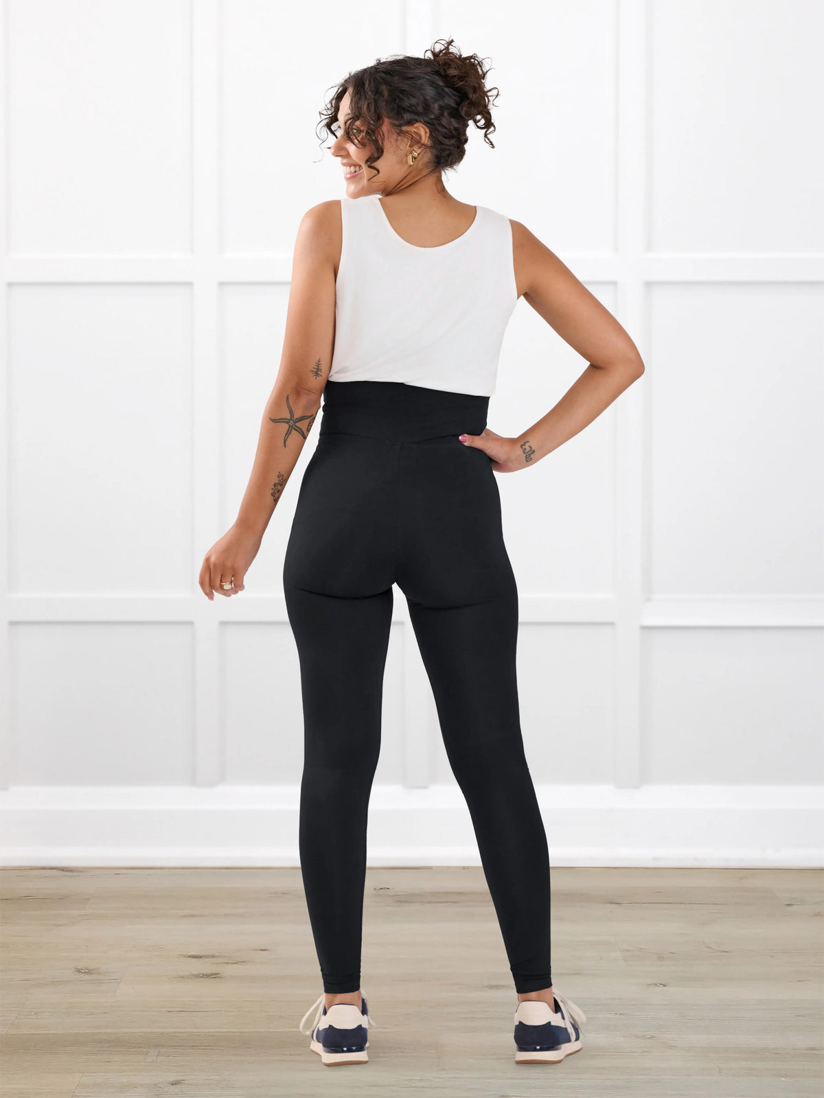 Lisa2 high waisted legging for women in Black on model Meron, size XS Regular @Meron-XS-regular 
