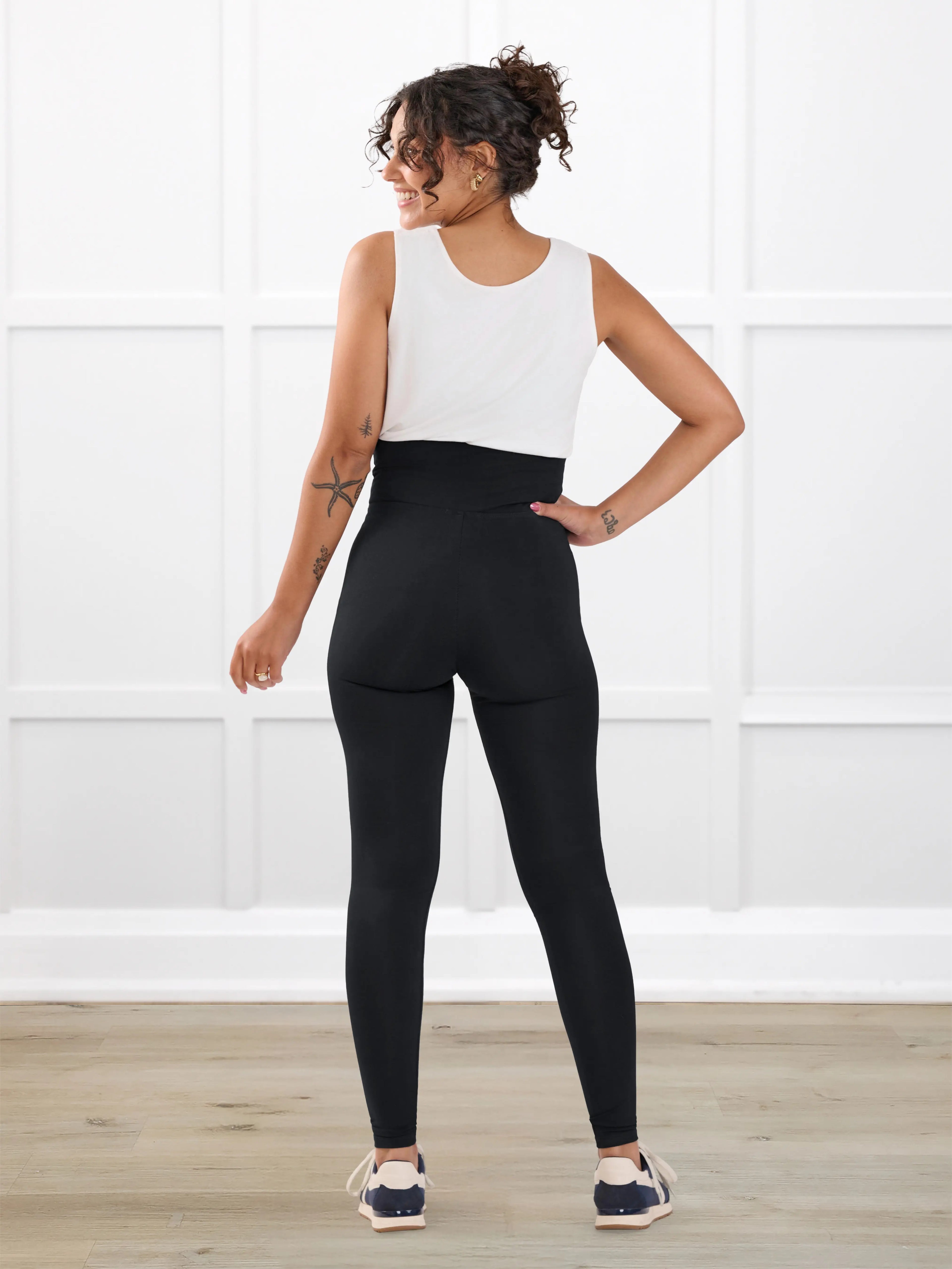 Lisa2 high waisted legging for women in Black on model Meron, size XS Regular @Meron-XS-regular 